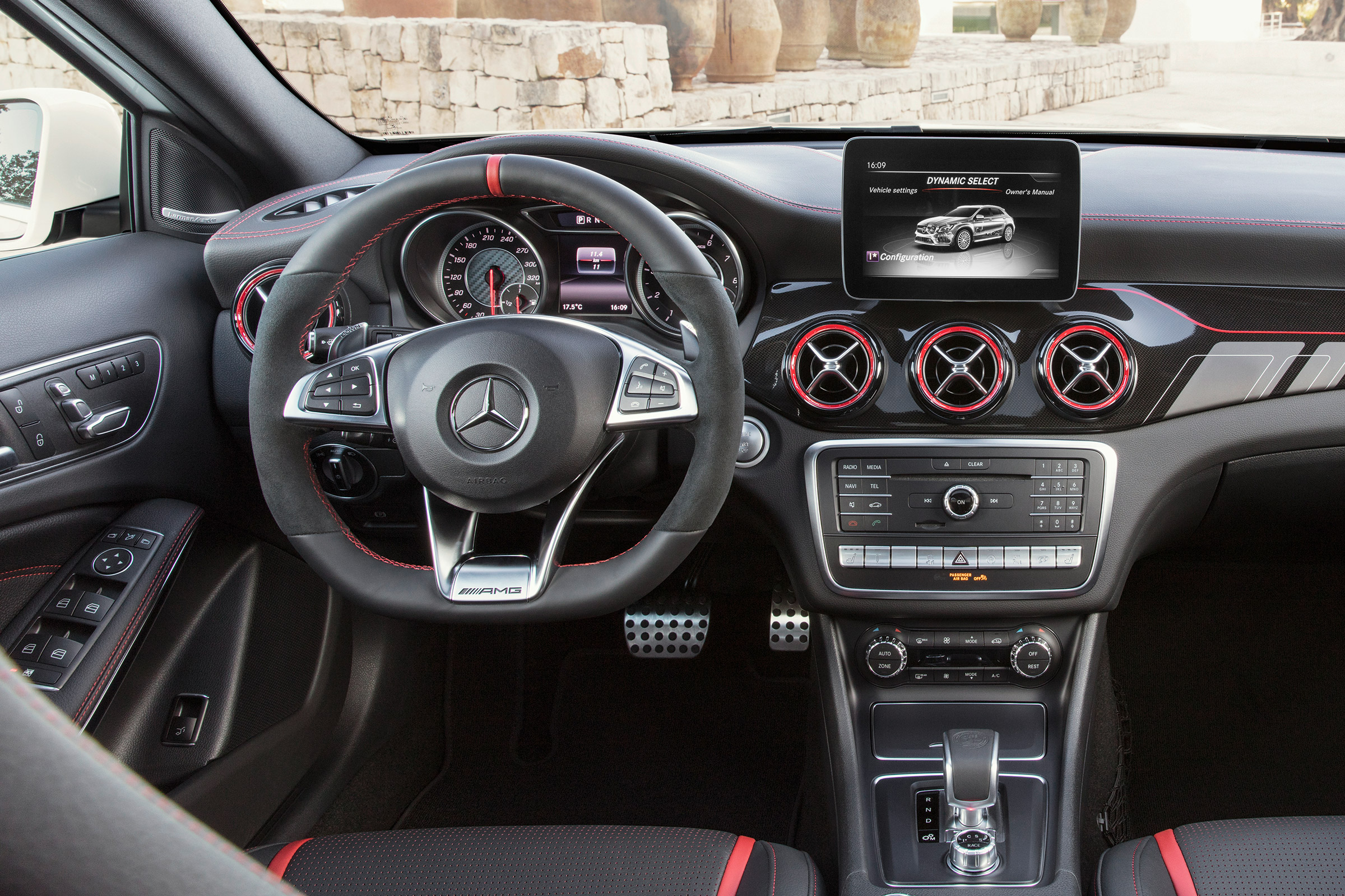 Mercedes-AMG GLA 45 - dash