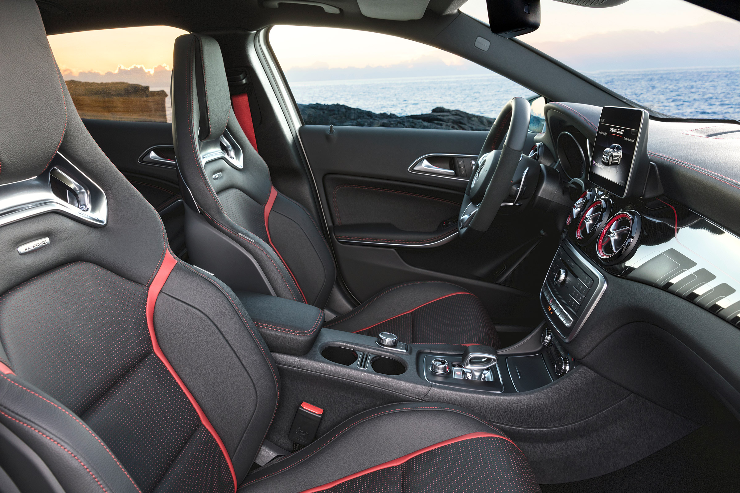 Mercedes-AMG GLA 45 - front seats