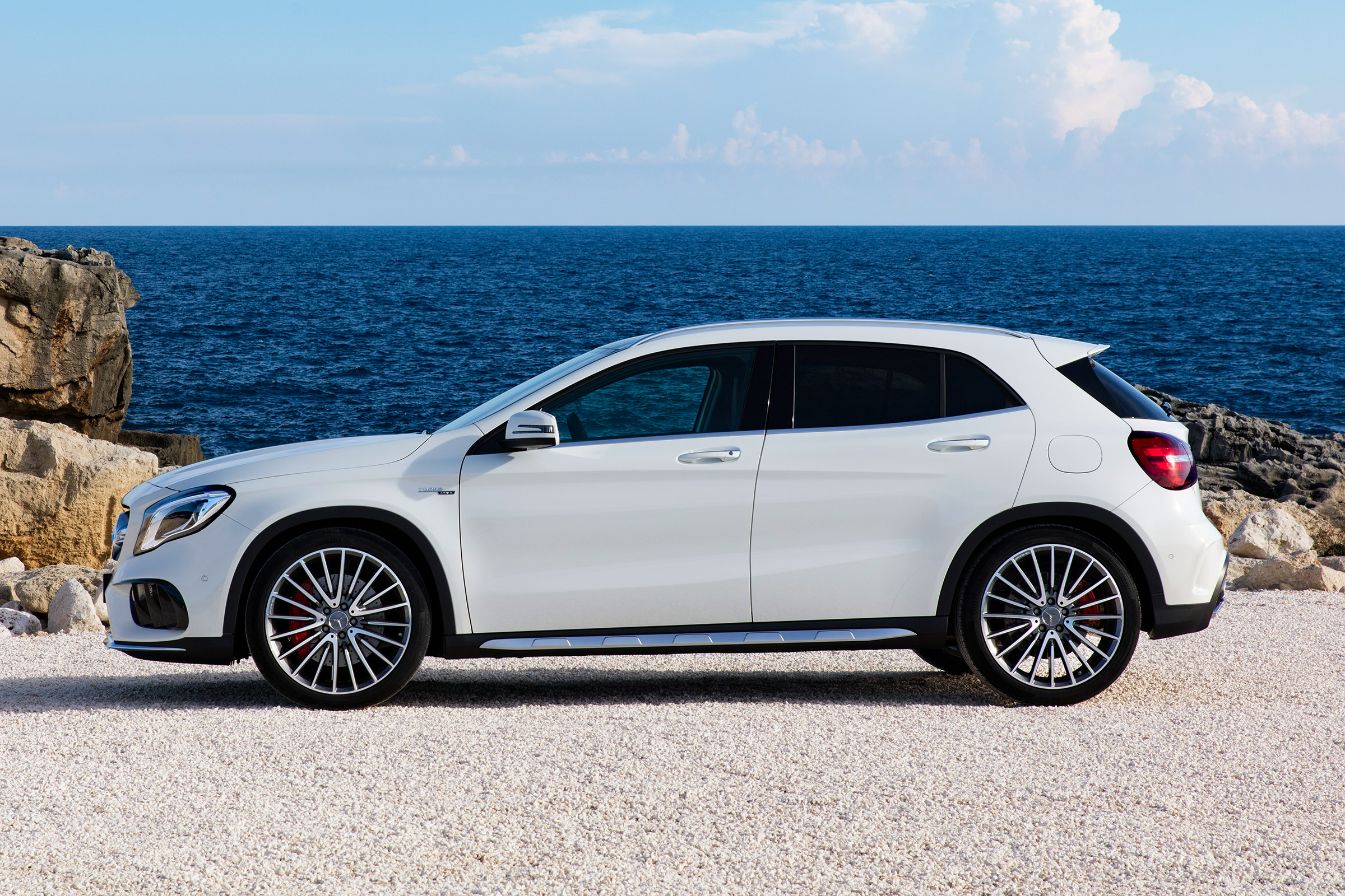 Mercedes-AMG GLA 45 - side static