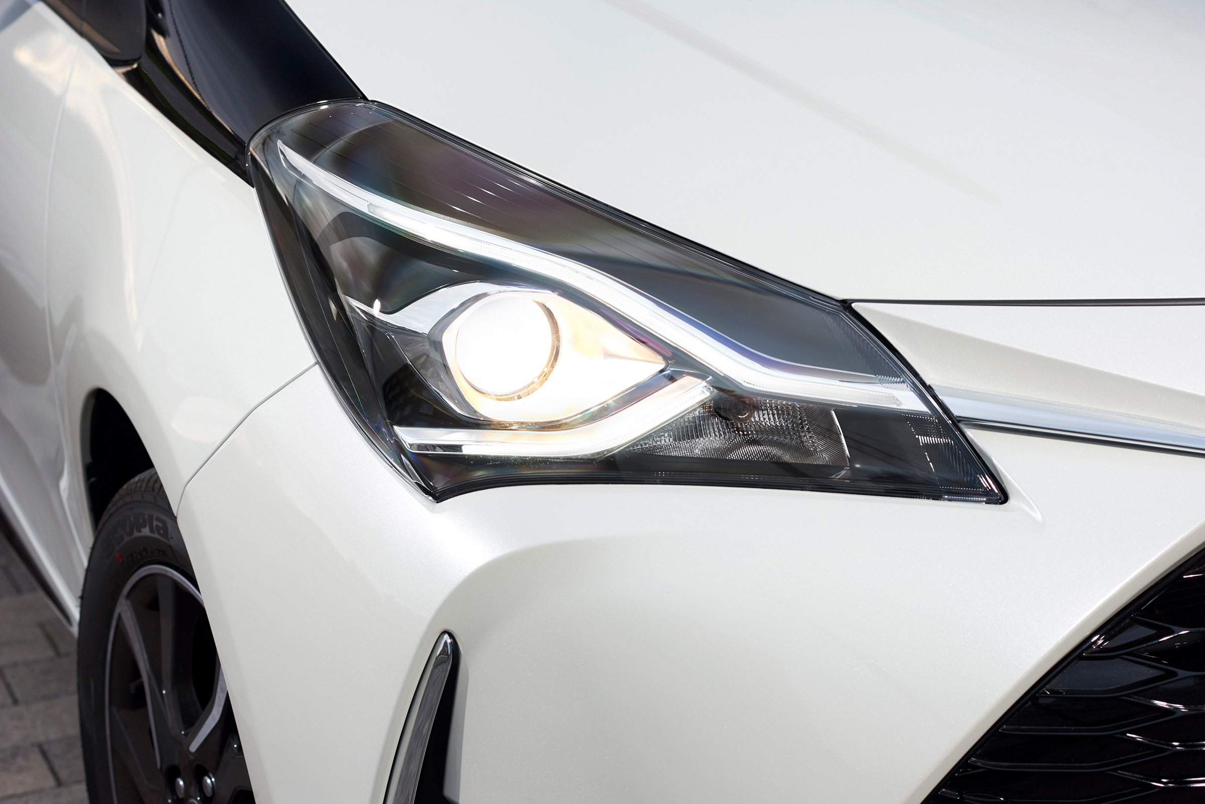 Toyota Yaris - front light detail