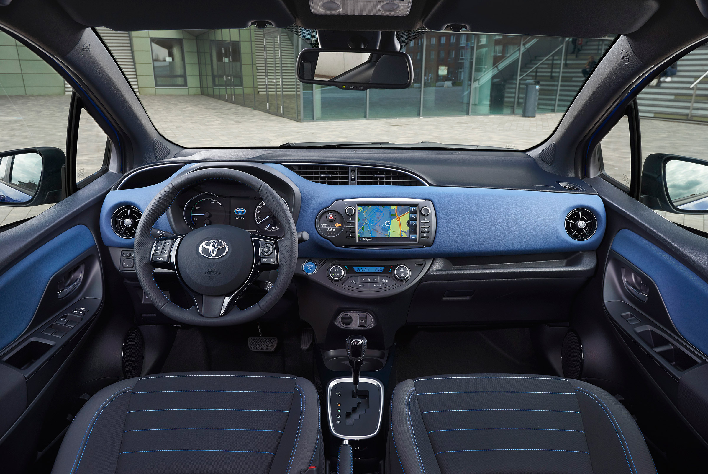 Toyota Yaris Hybrid Bi-Tone - dash