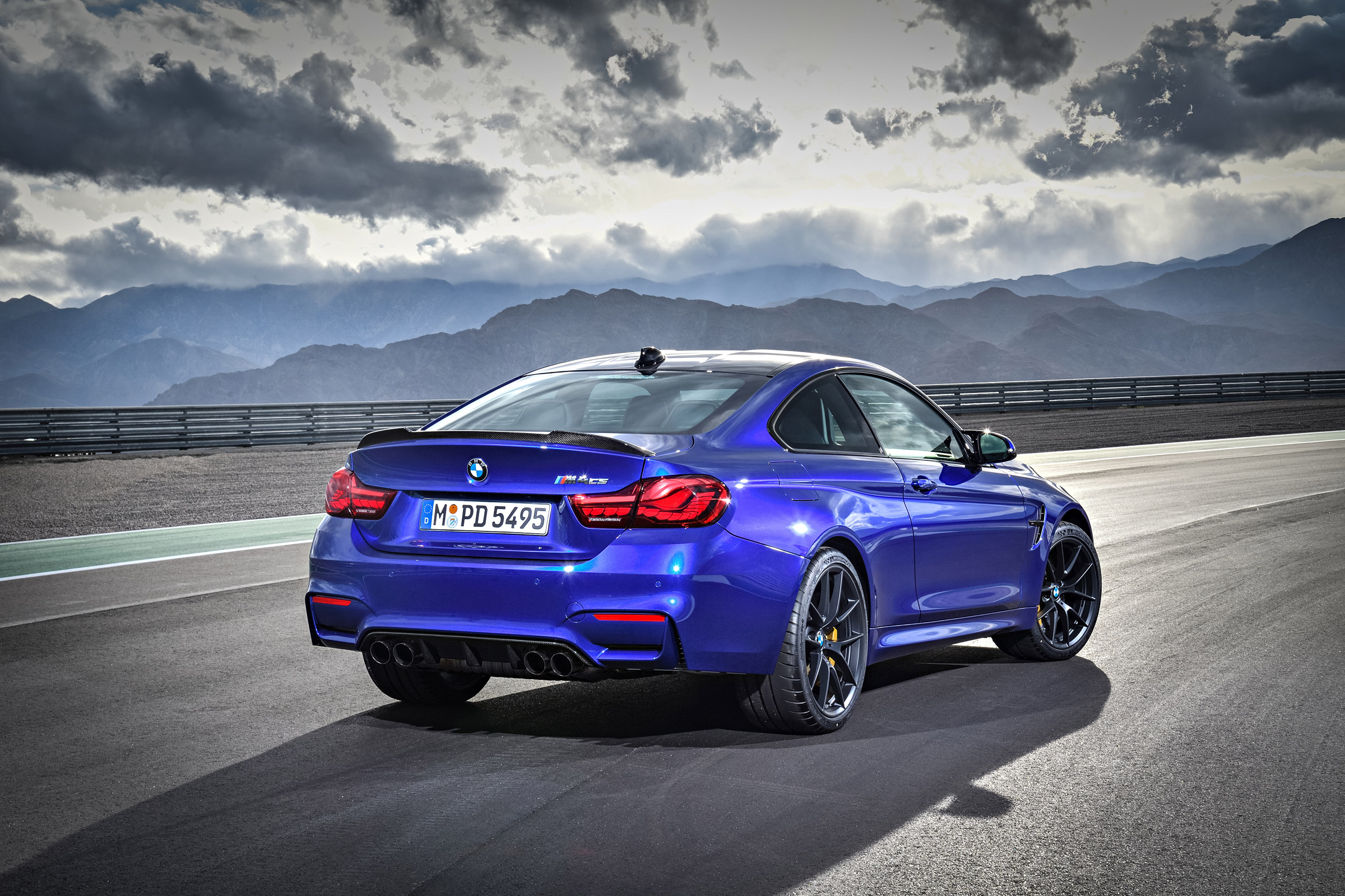 BMW M4 CS 2017 corner