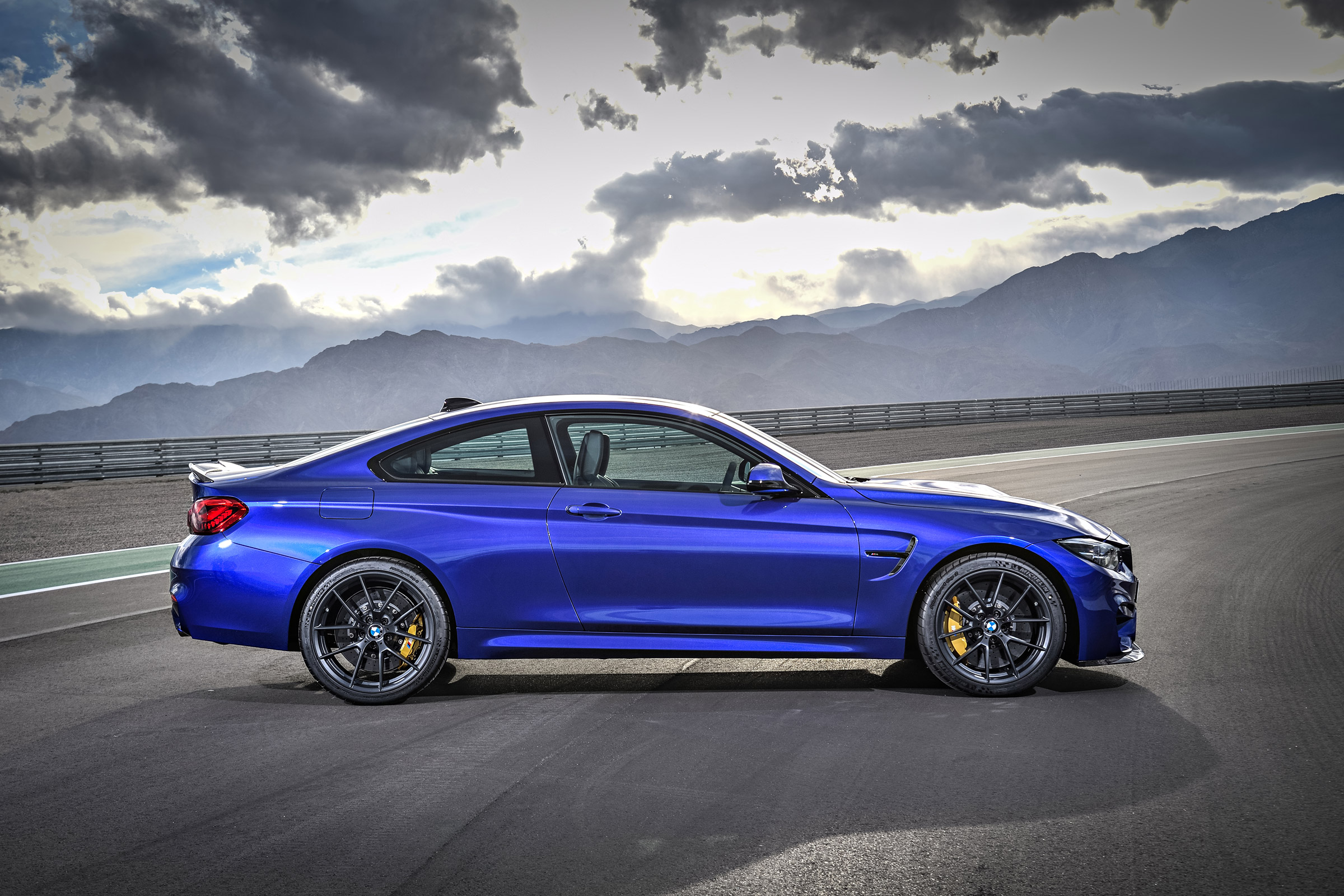 BMW M4 CS 2017 side