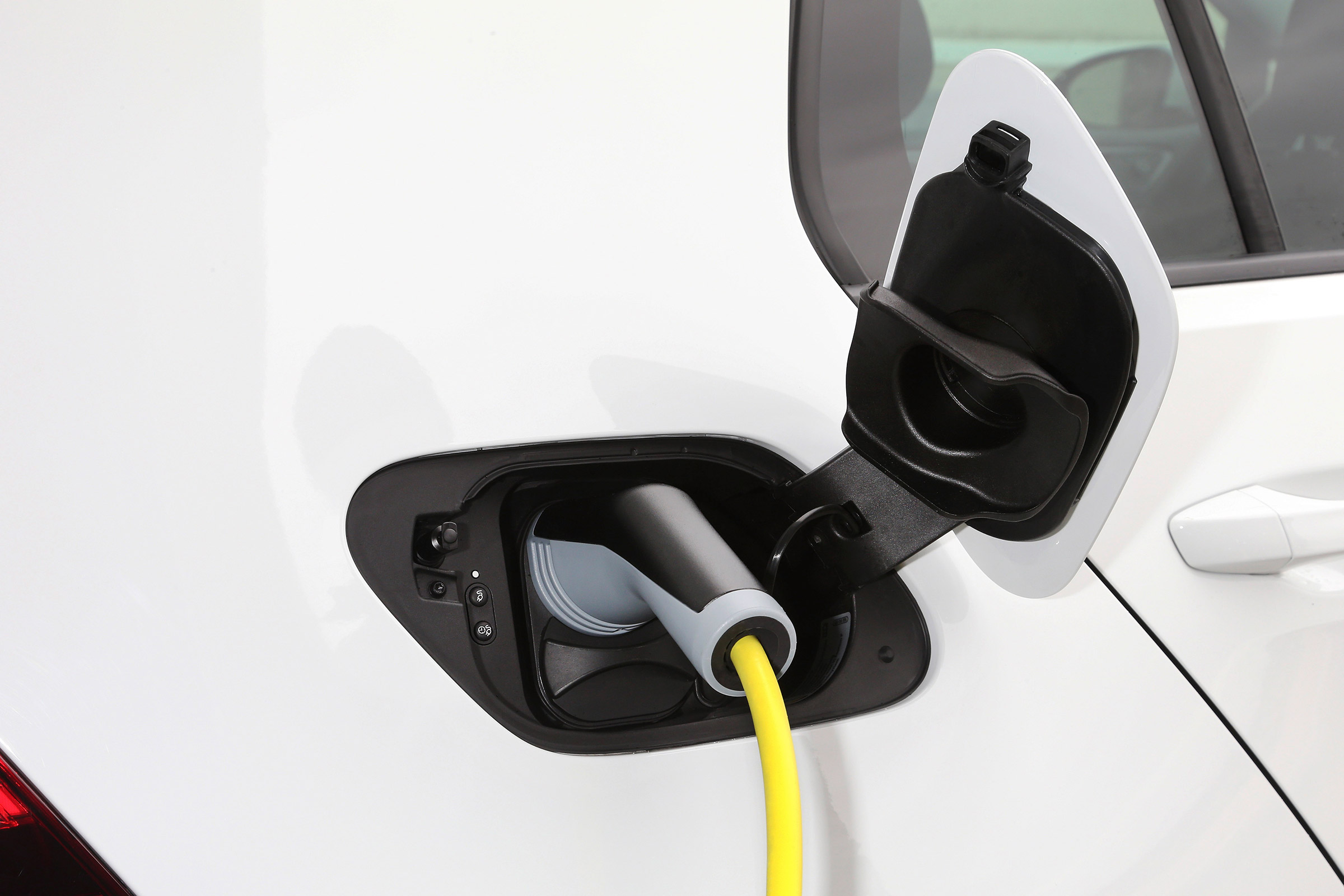 Volkswagen e-Golf - charging