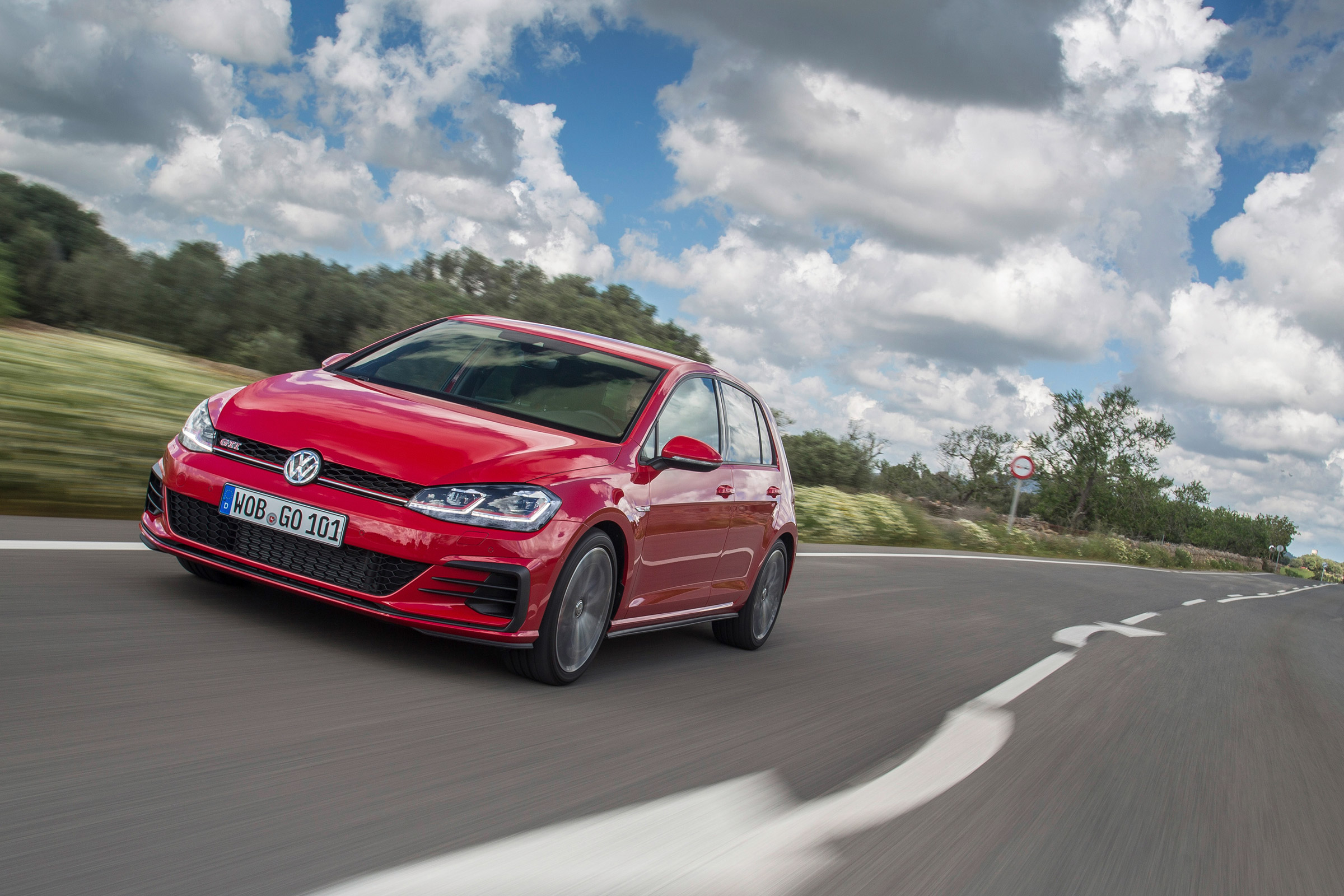 Volkswagen Golf GTI Performance Pack 2017 driving