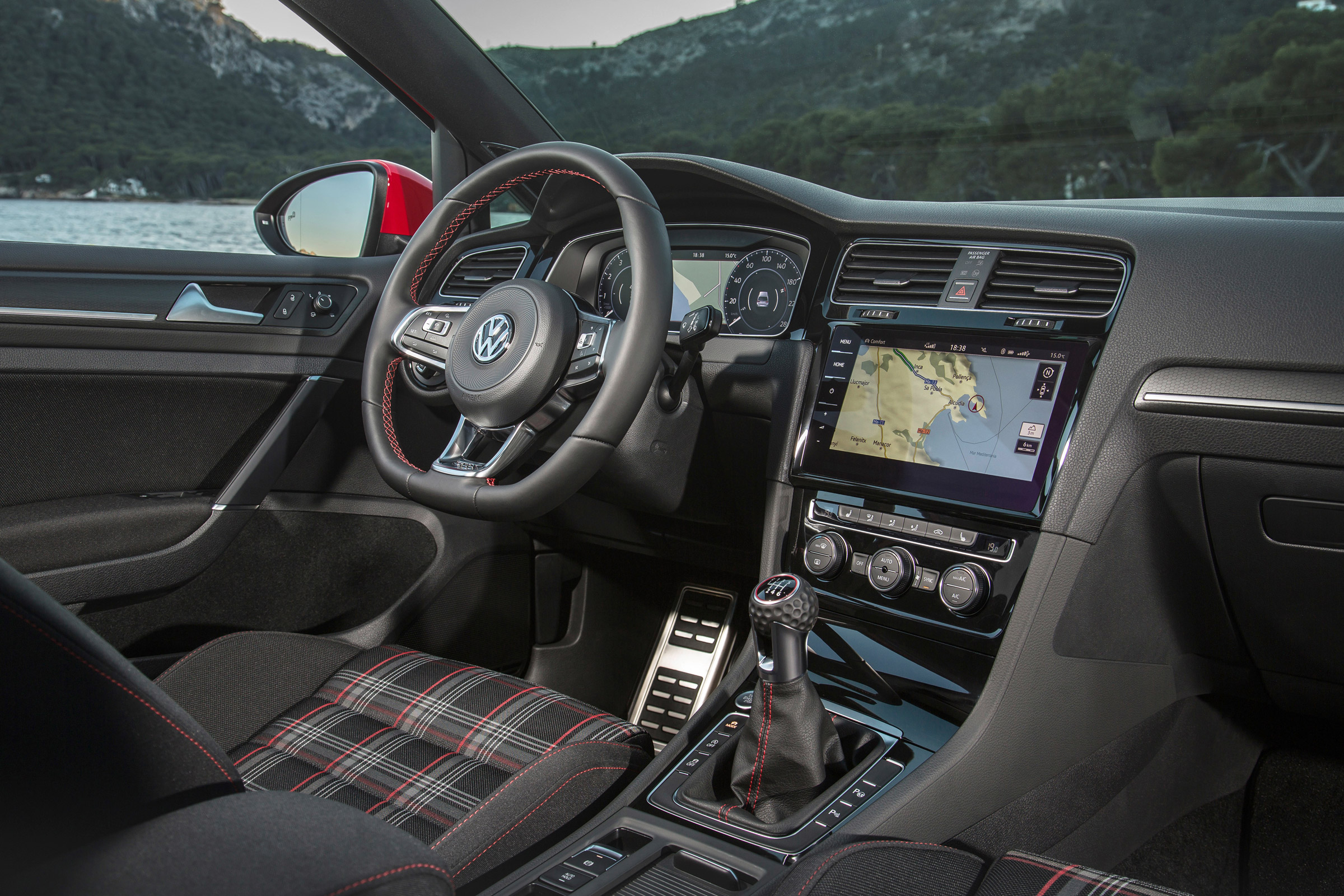 Volkswagen Golf GTI Performance Pack 2017 cabin