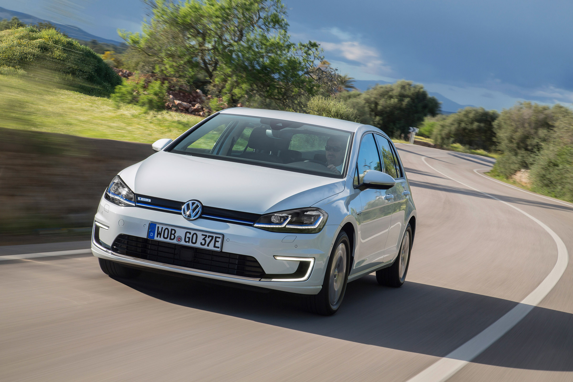 Volkswagen e-Golf - front tracking