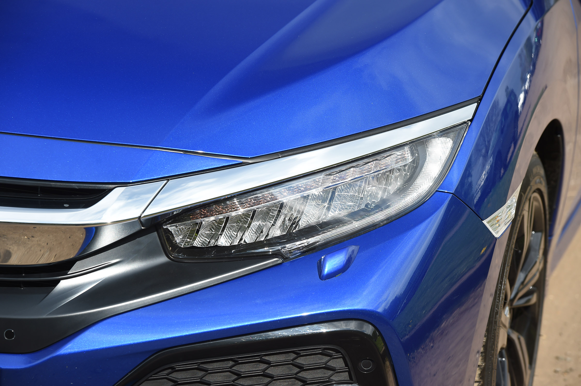 Honda Civic 1.5 - front light detail