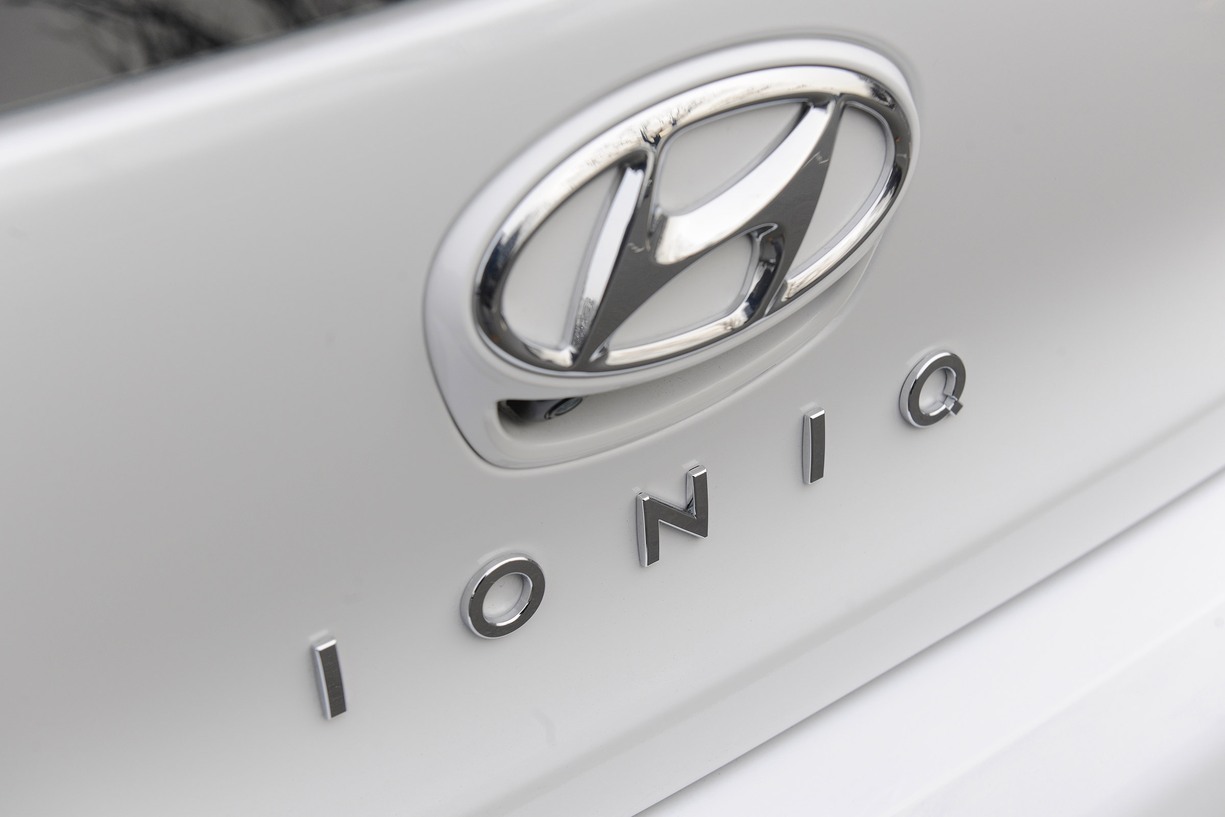 Hyundai Ioniq Plug-in hybrid - Ioniq badge