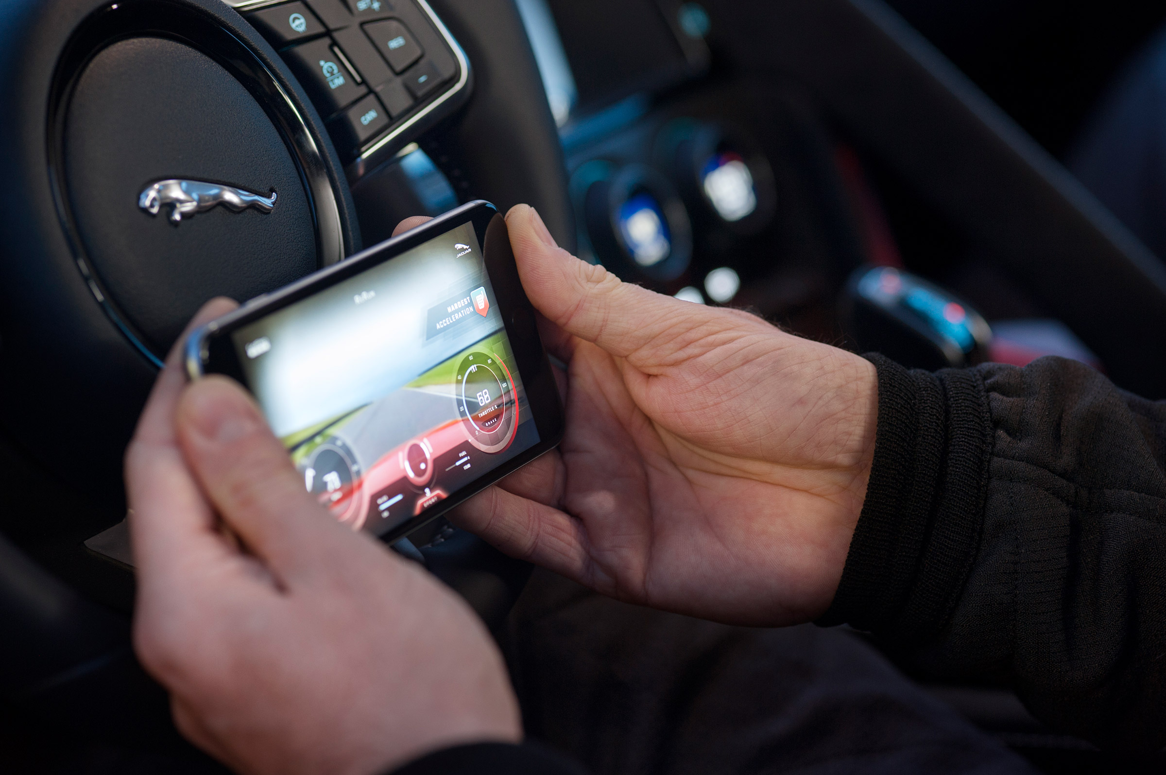 Jaguar F-Type SVR - app
