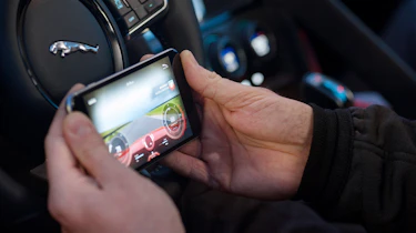 Jaguar F-Type SVR - app