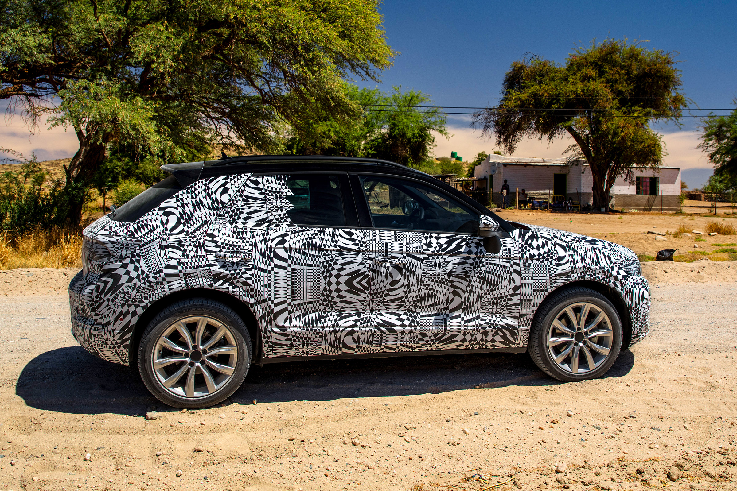 Volkswagen T-Roc prototype - side action
