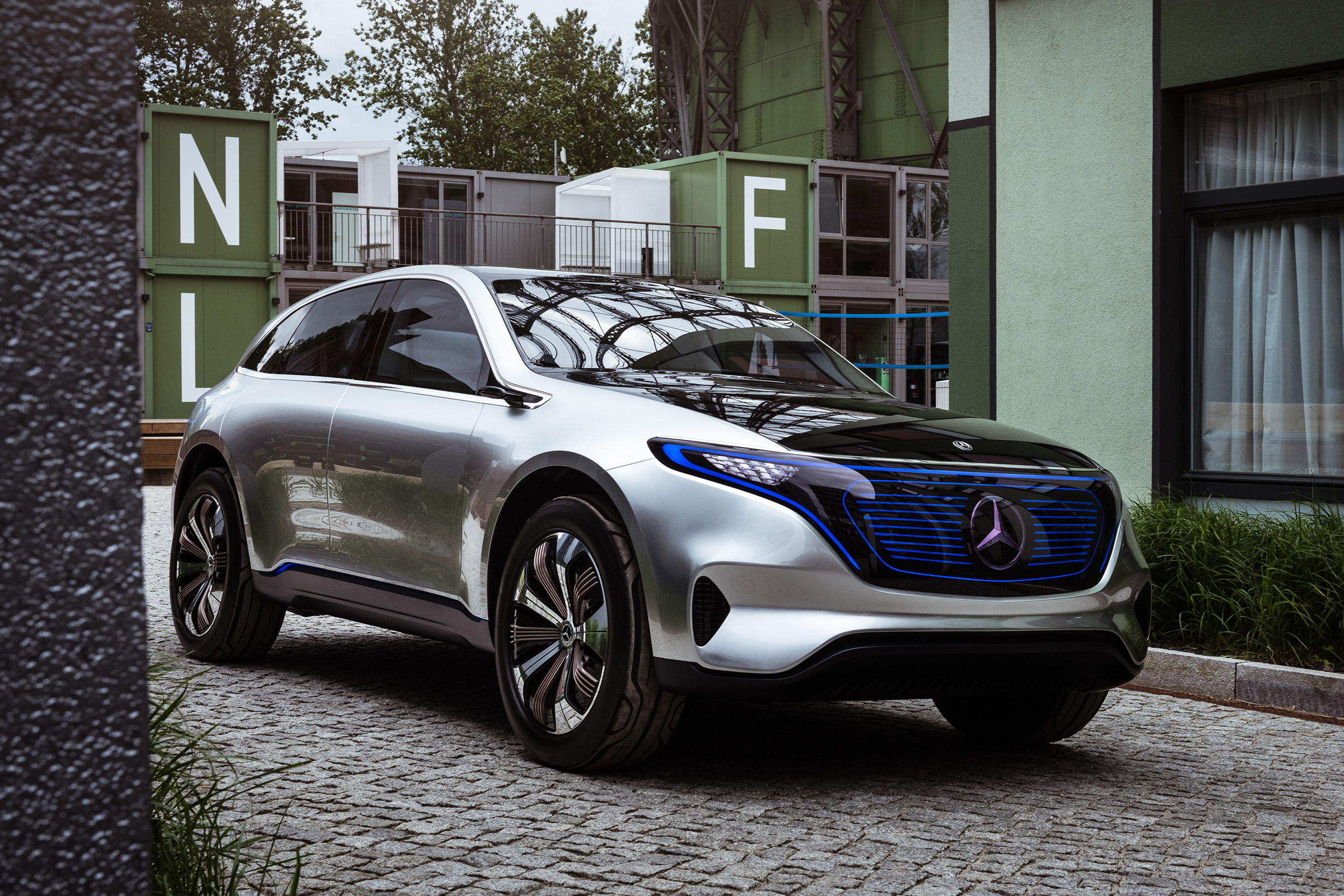 Mercedes EQ Concept - front tracking