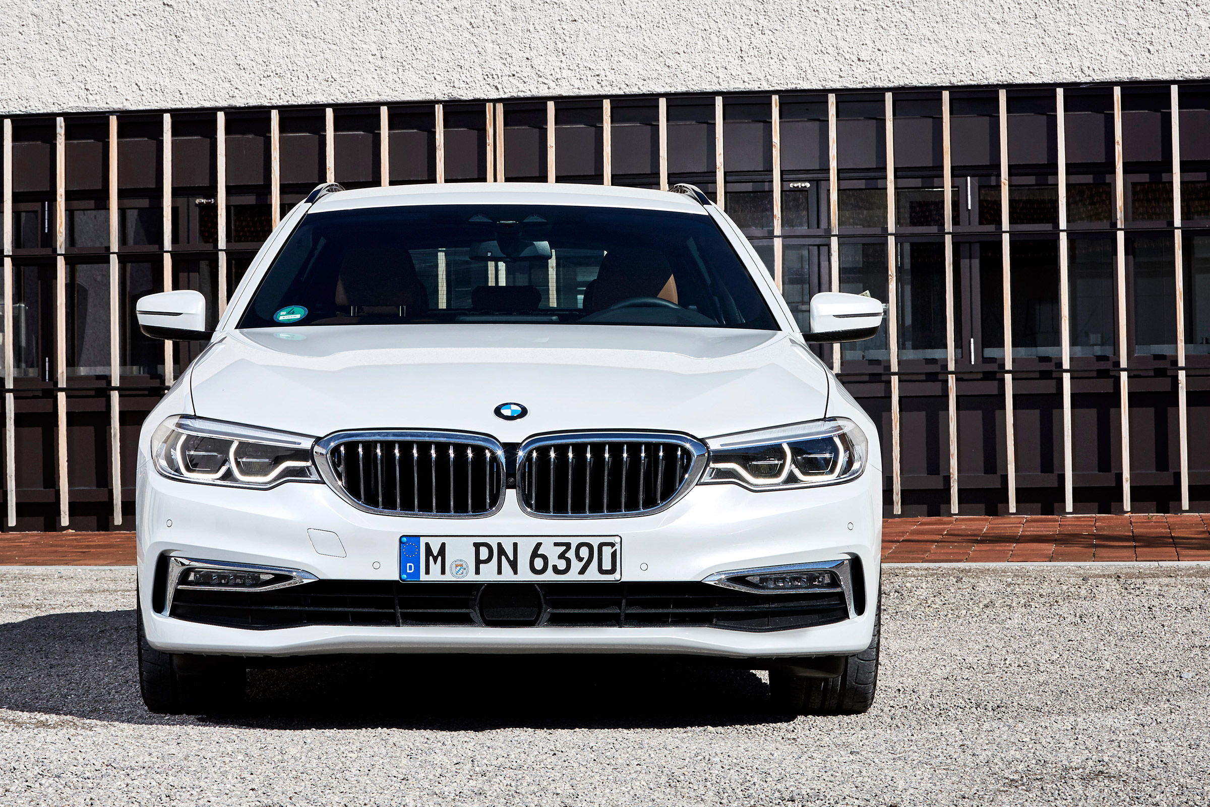 BMW 5 Series Touring - full front static