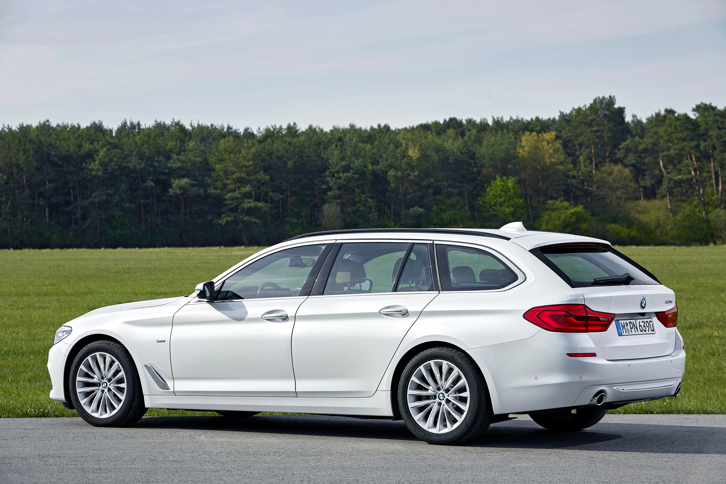 BMW 5 Series Touring - side static
