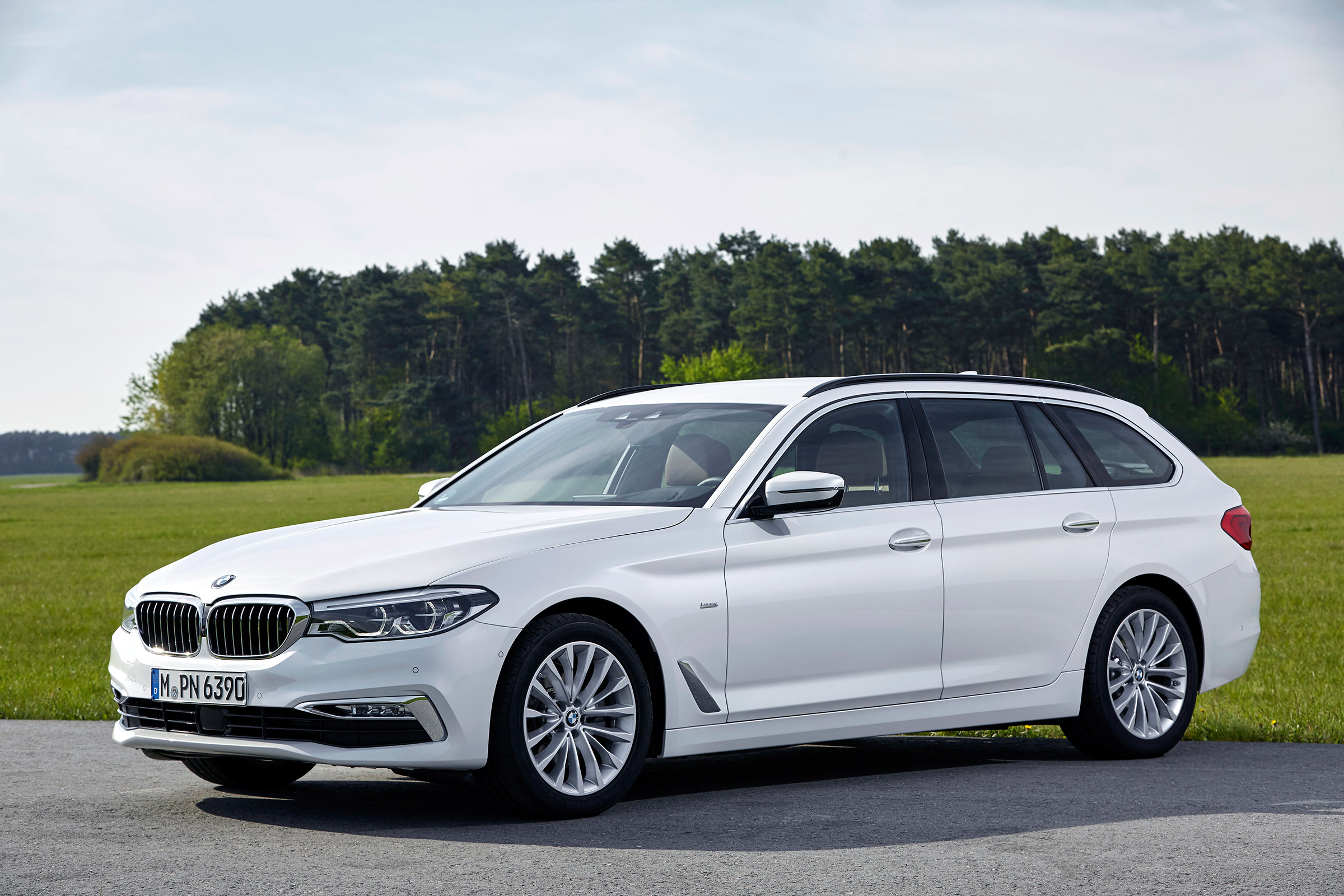 BMW 5 Series Touring - front static