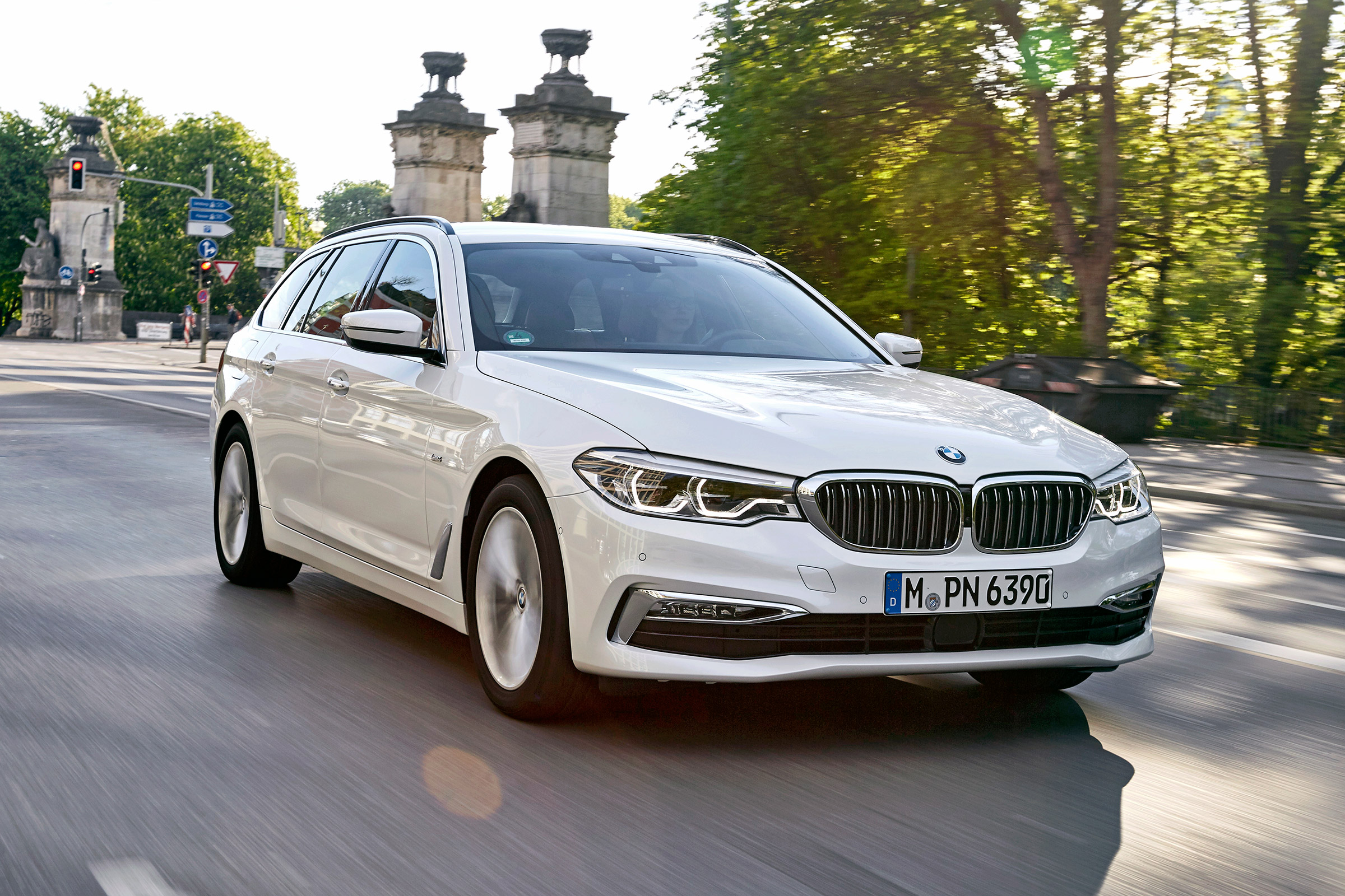 BMW 5 Series Touring - front tracking