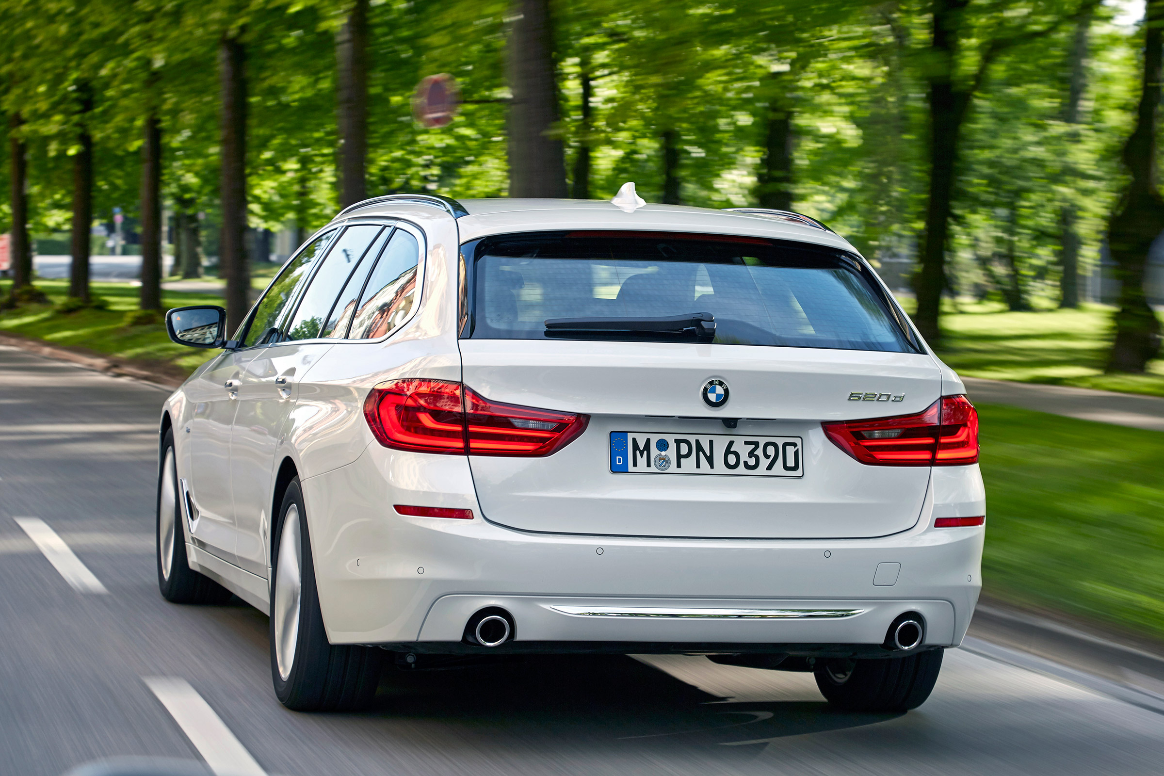 BMW 5 Series Touring - rear action