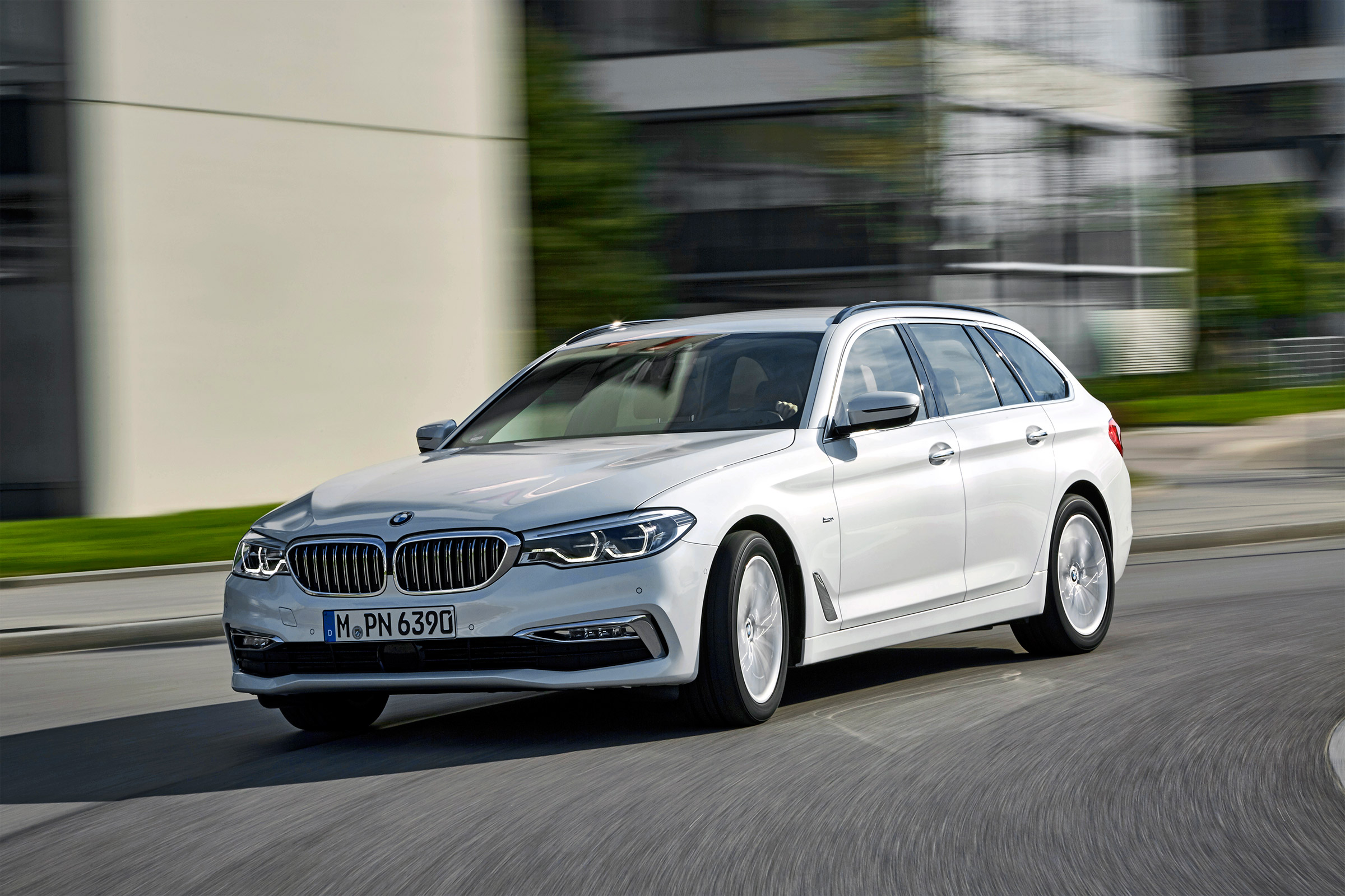 BMW 5 Series Touring - front cornering