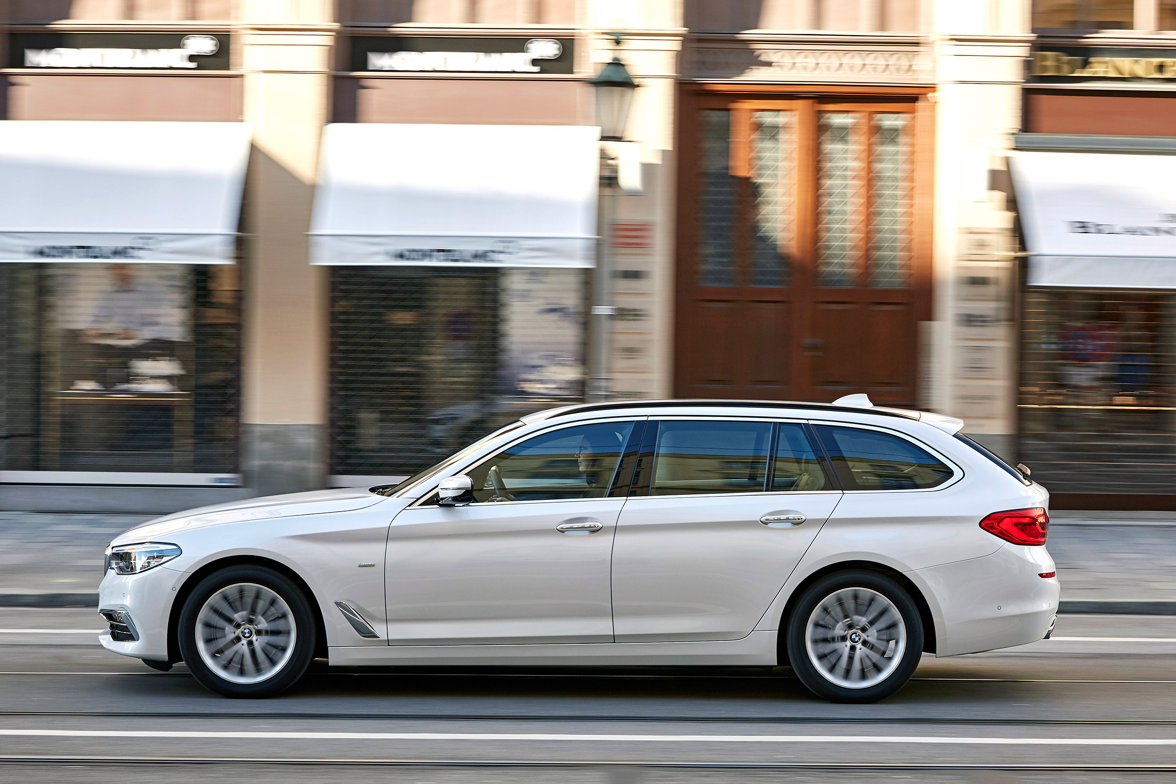 BMW 5 Series Touring - side action