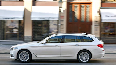 BMW 5 Series Touring - side action