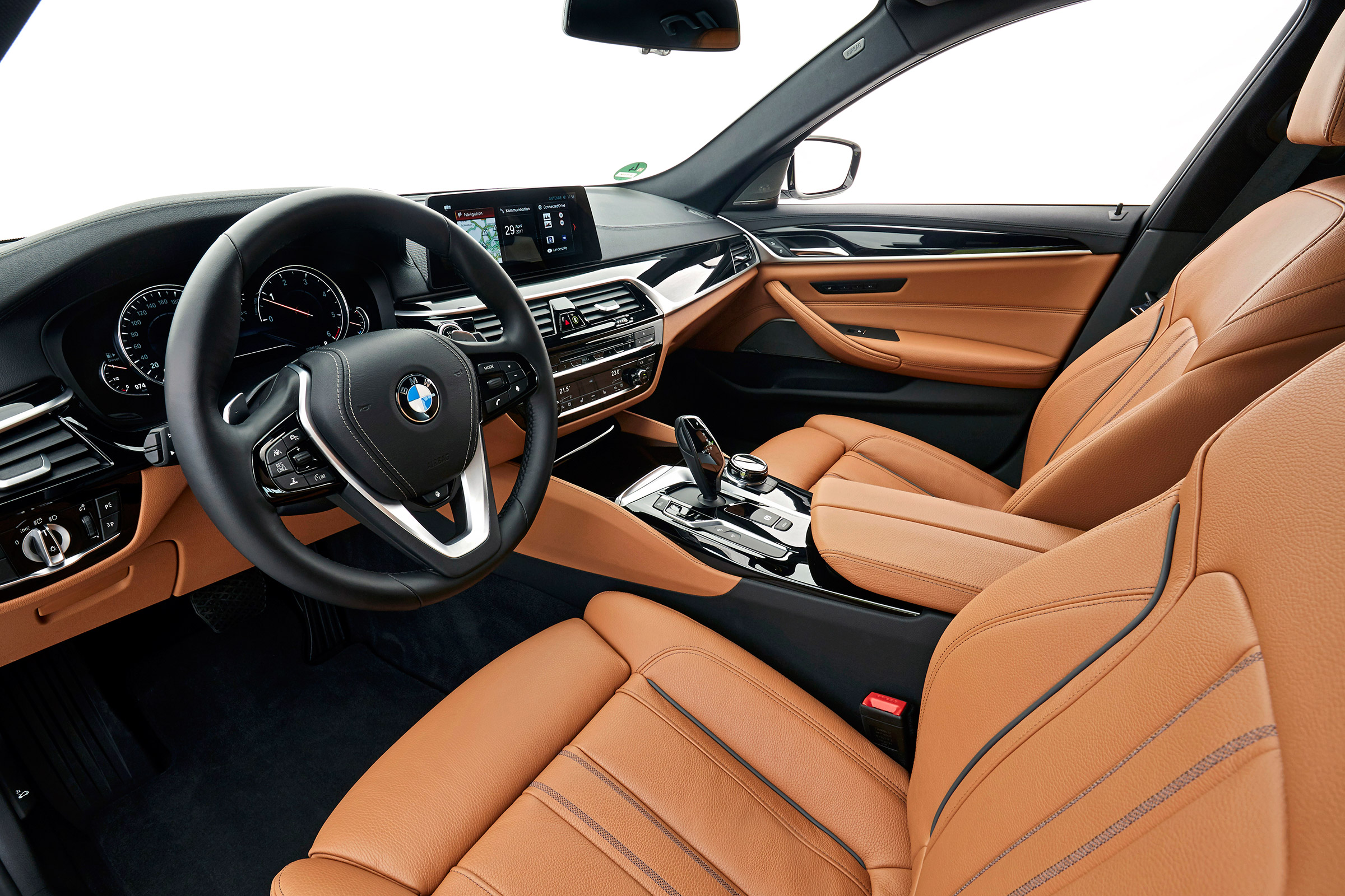 BMW 5 Series Touring - front seats