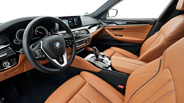 BMW 5 Series Touring - front seats