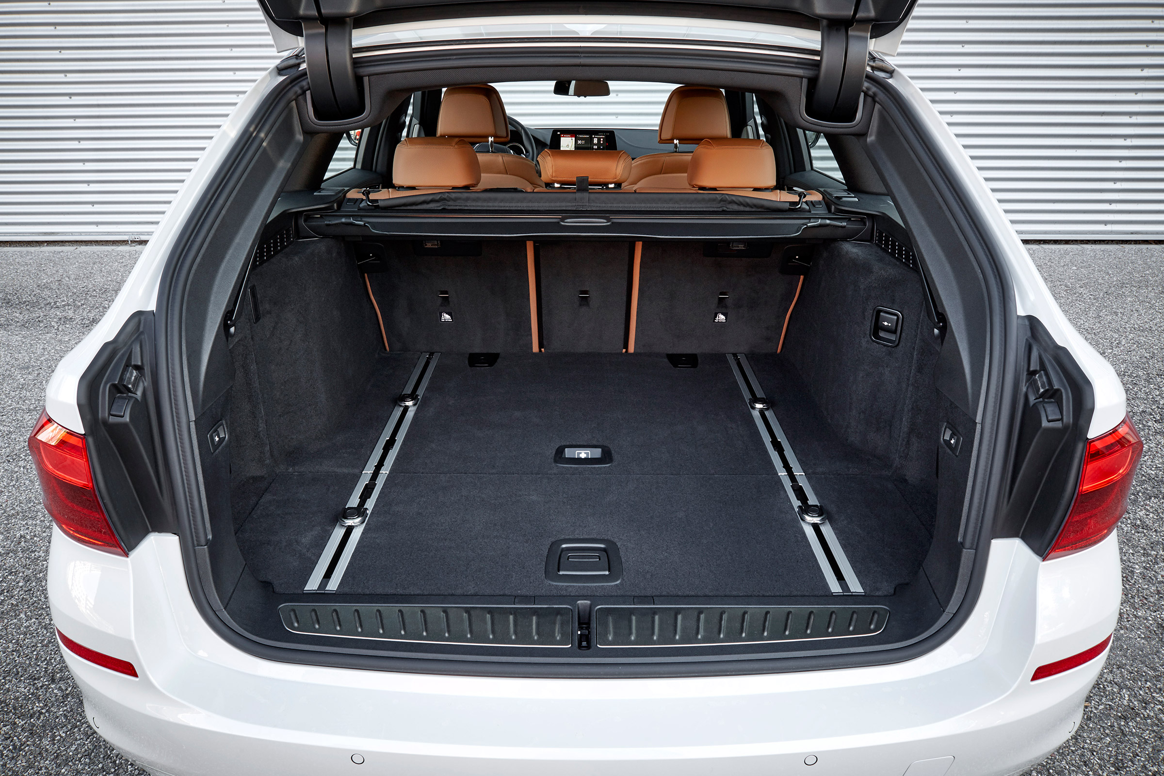 BMW 5 Series Touring - boot