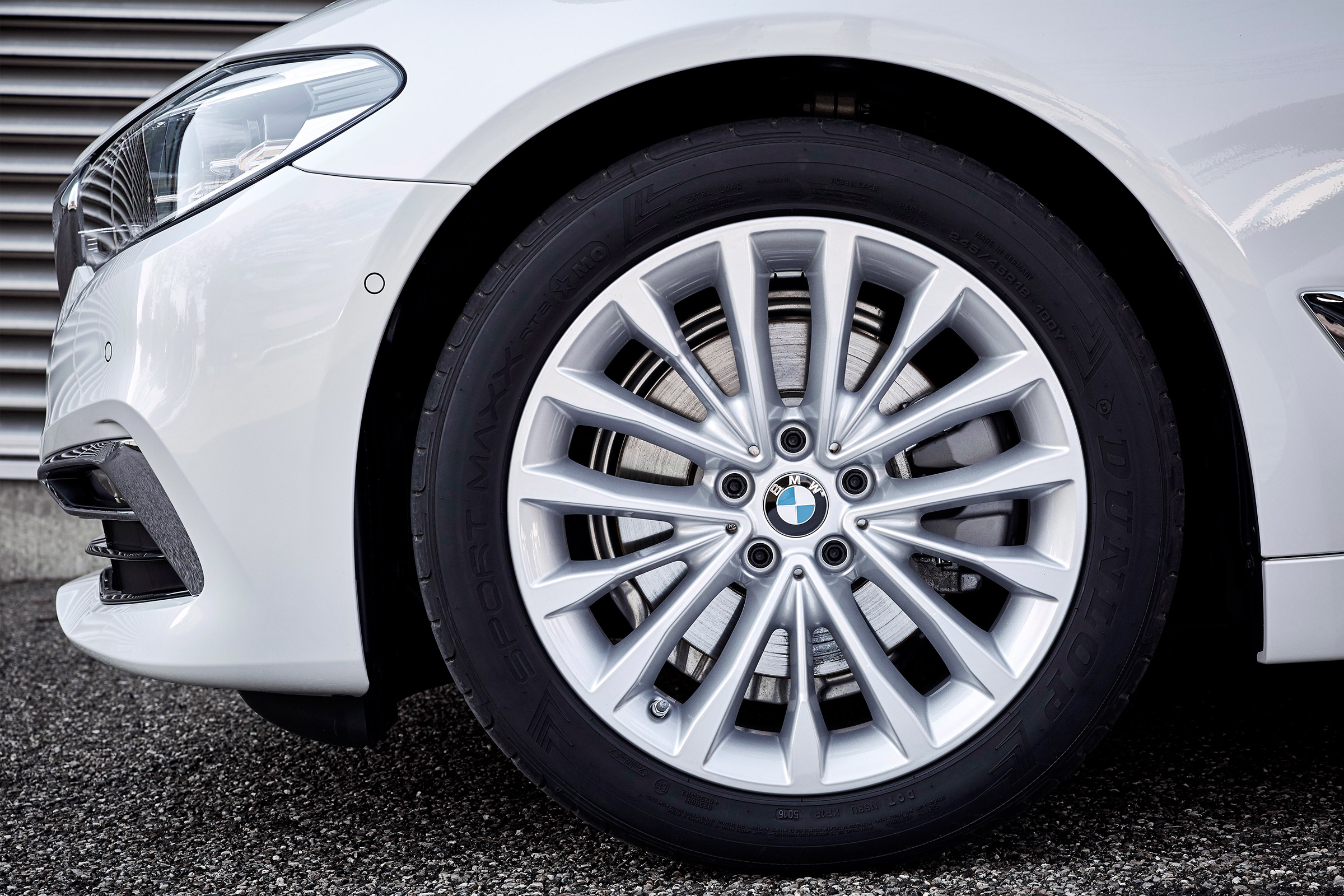 BMW 5 Series Touring - wheel