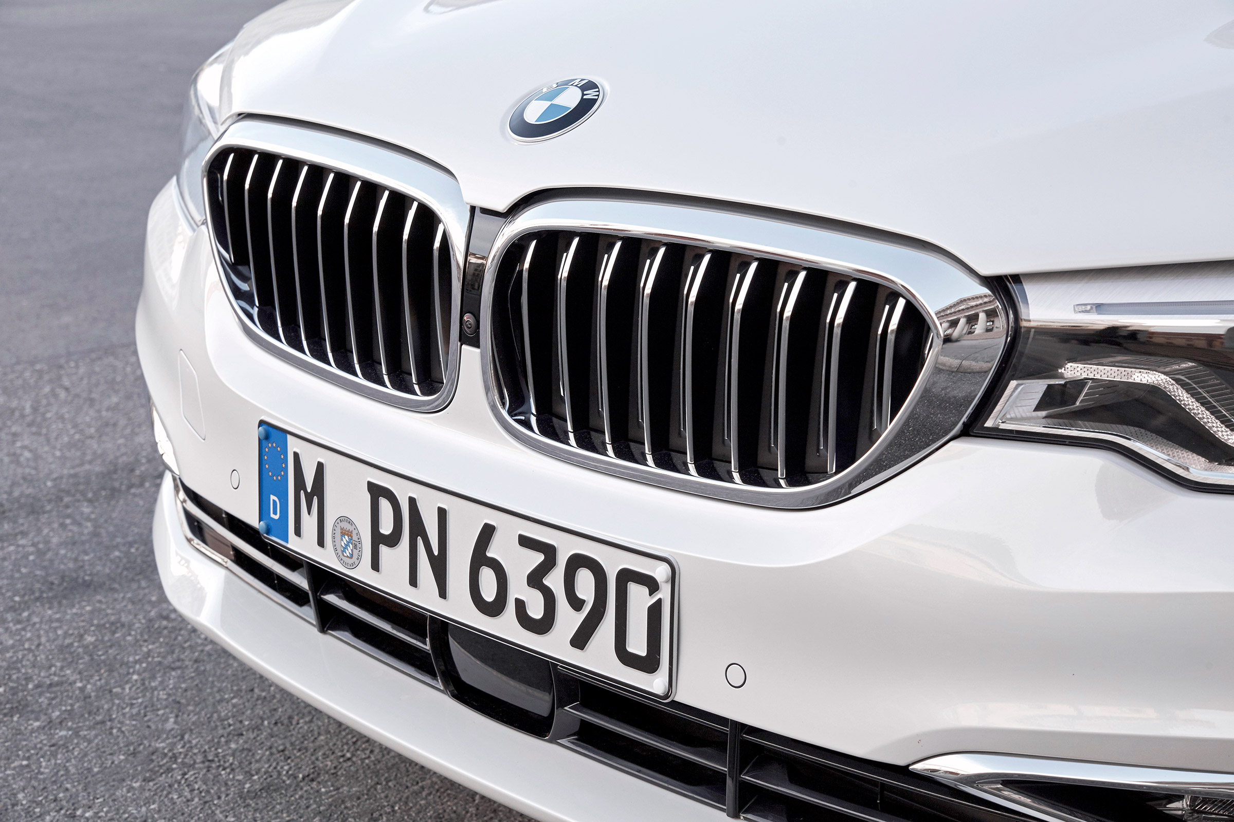 BMW 5 Series Touring - grille