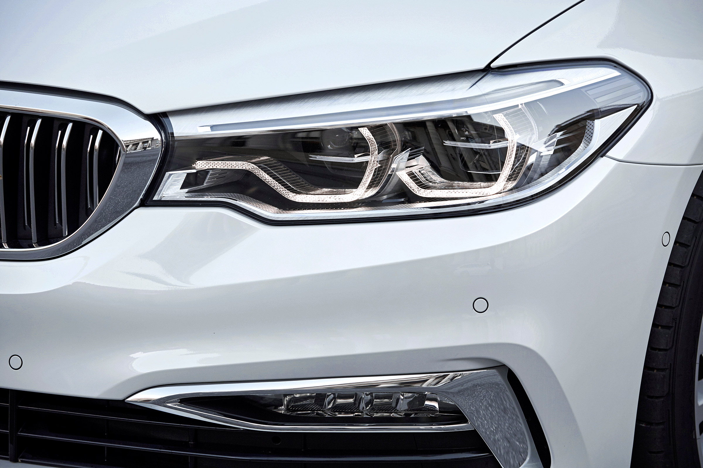 BMW 5 Series Touring - front light