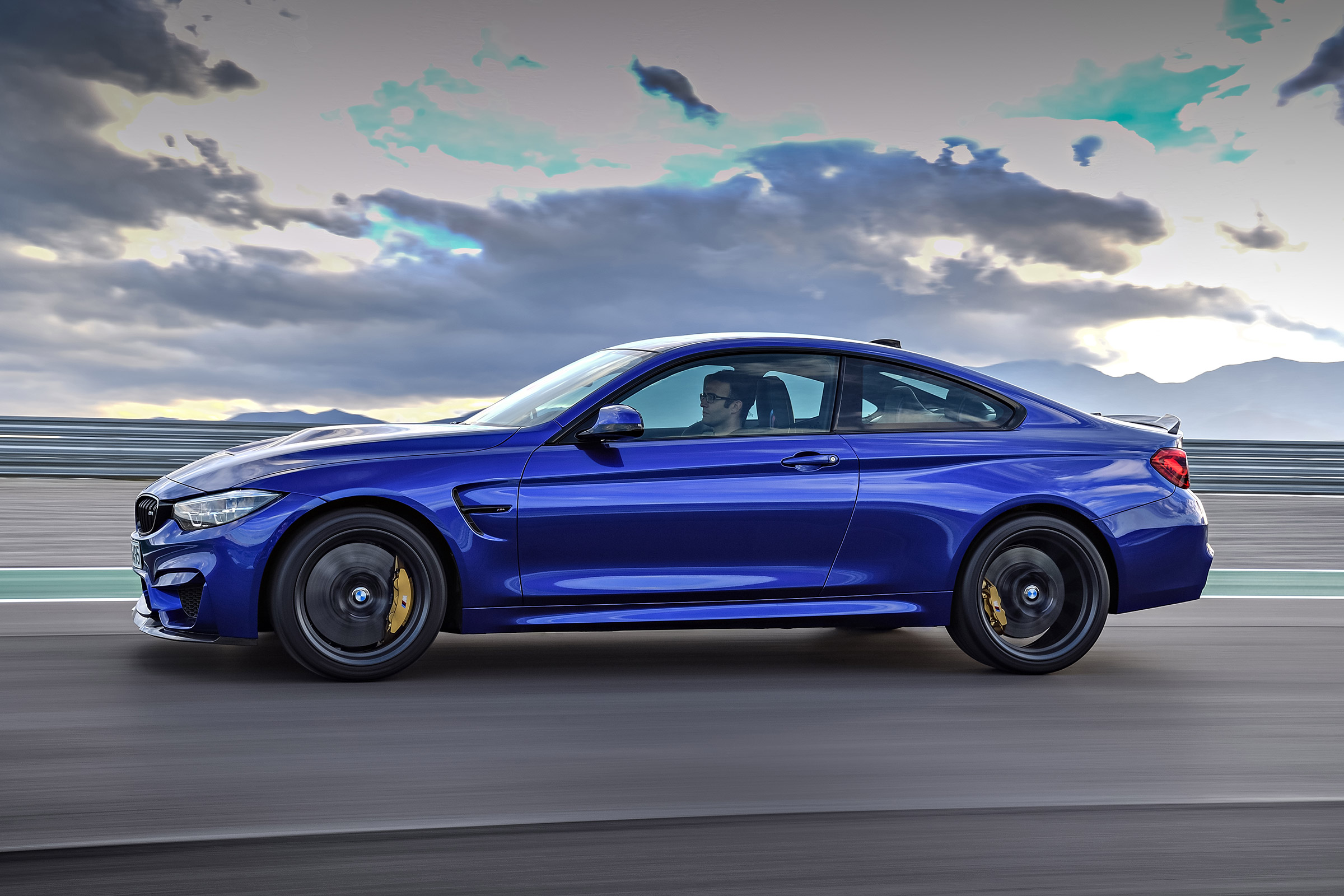 BMW M4 CS - side action
