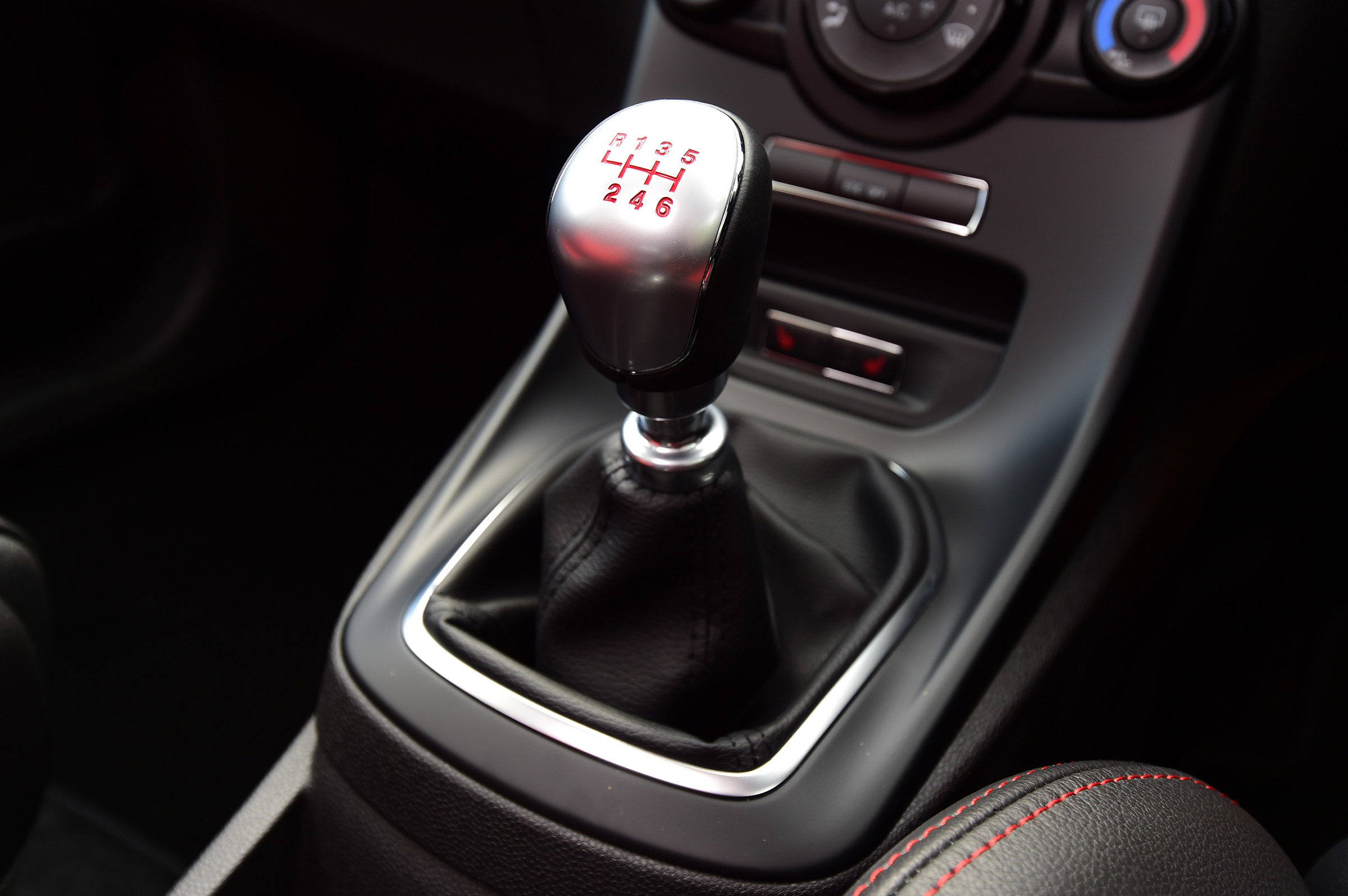 Ford Fiesta ST 5-door - gearstick