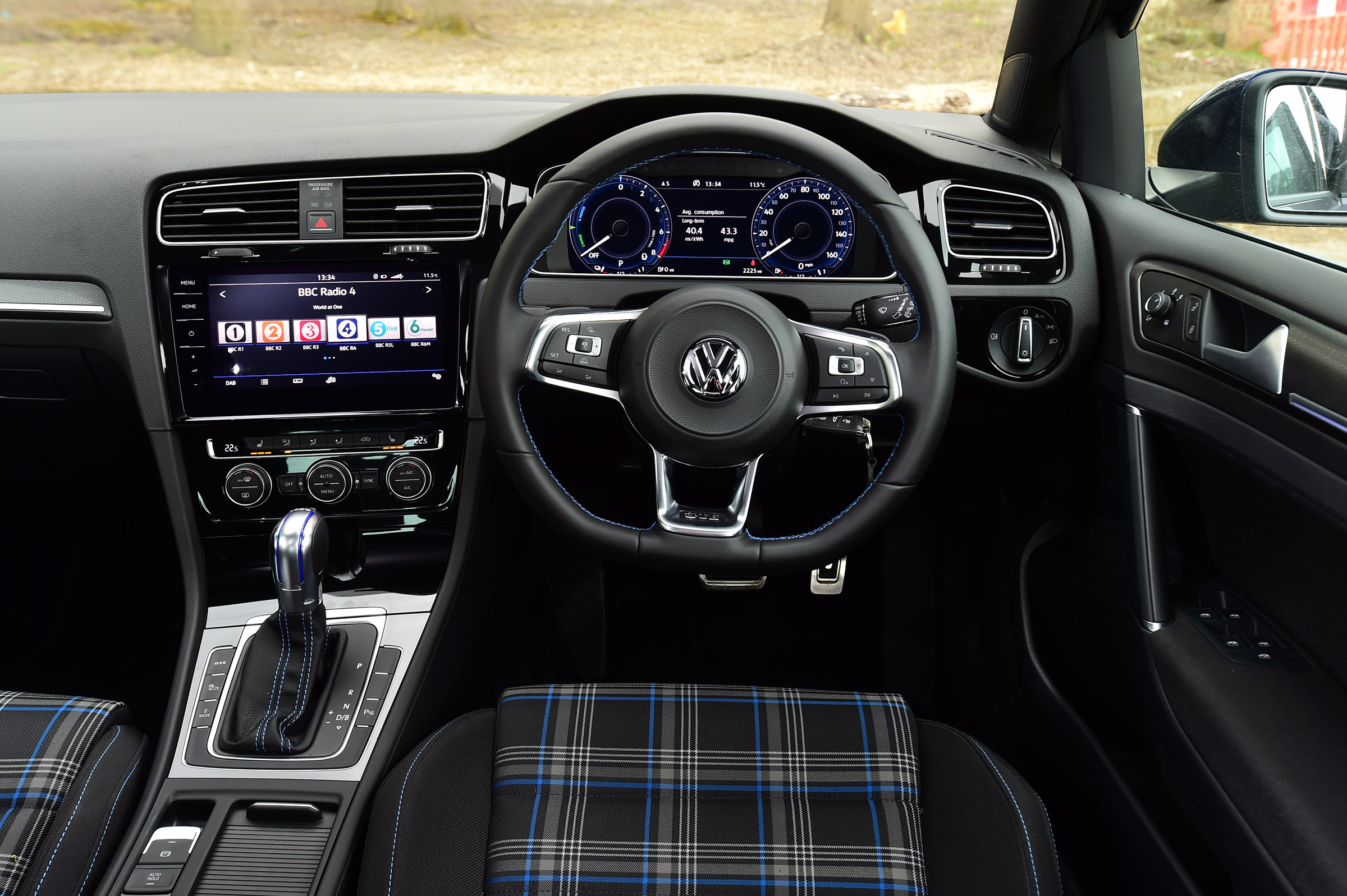 Volkswagen Golf GTE - dash