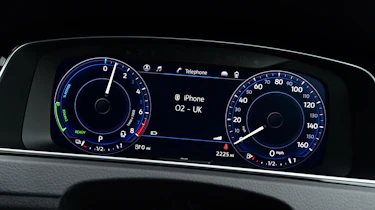 Volkswagen Golf GTE - instruments