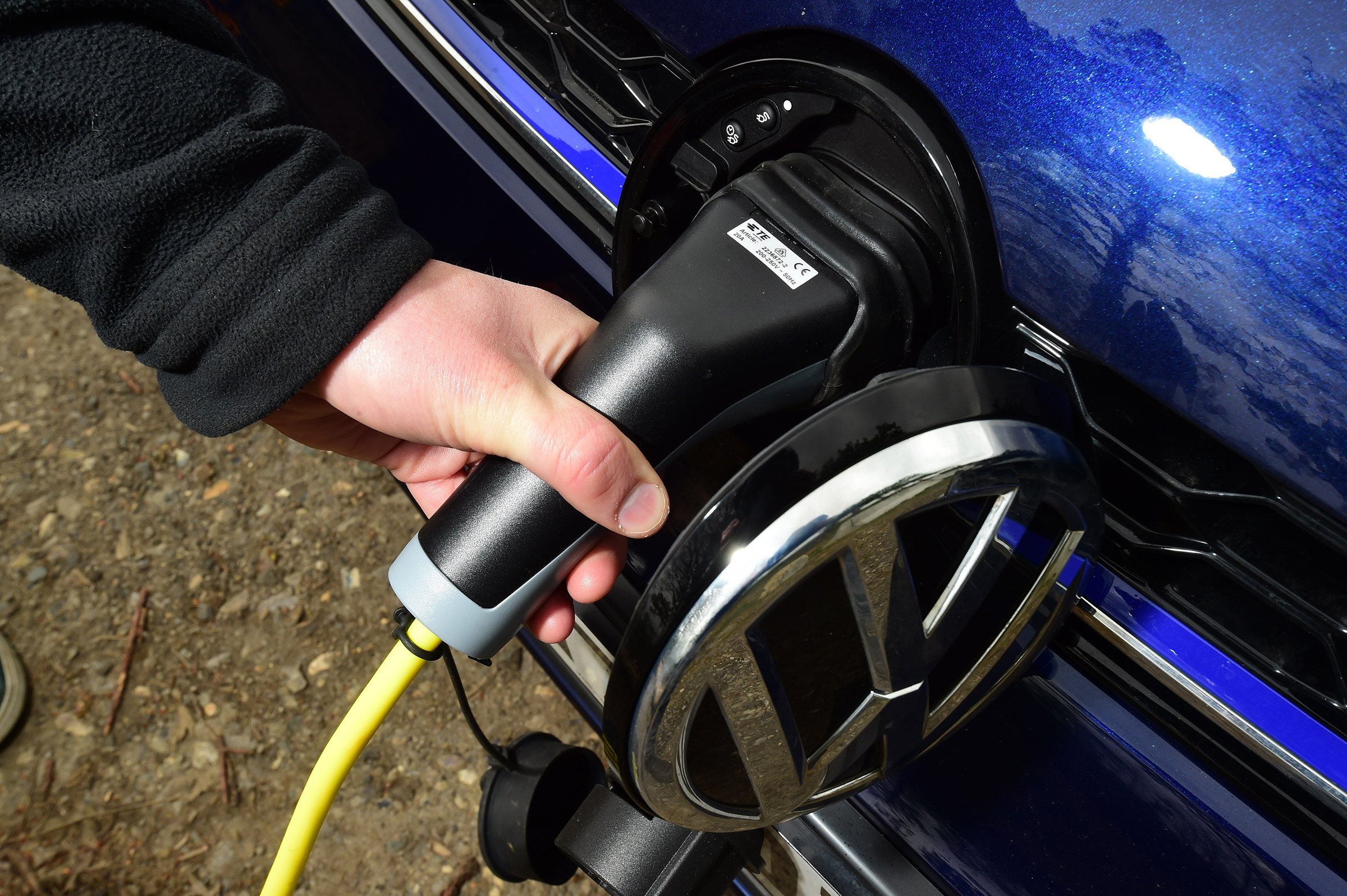 Volkswagen Golf GTE - charging