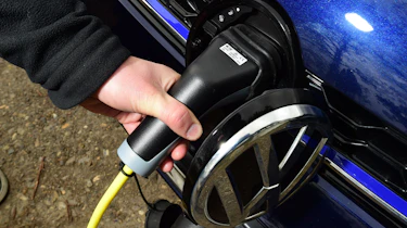 Volkswagen Golf GTE - charging