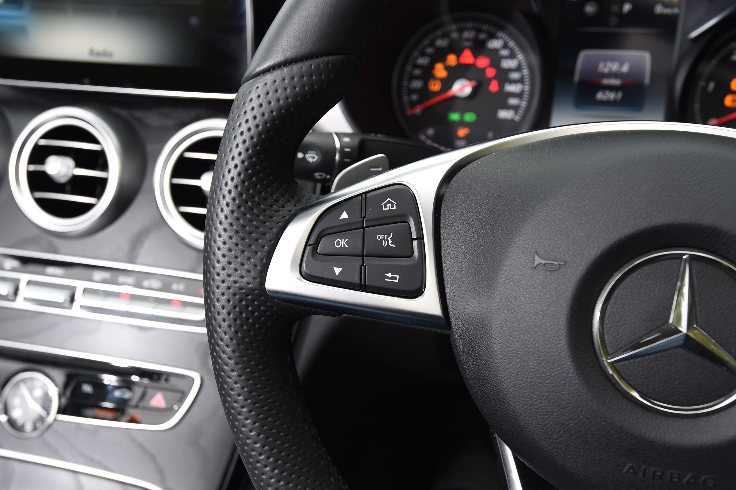 Mercedes C-Class Cabriolet - steering wheel detail