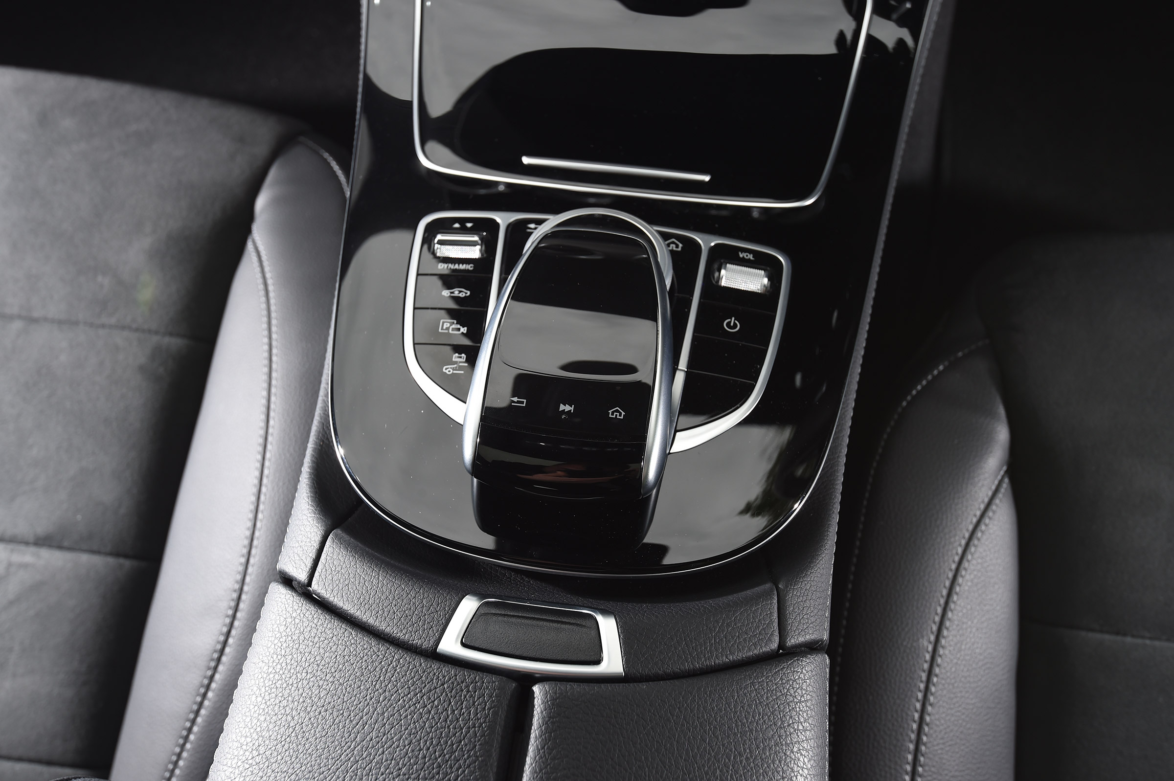 Mercedes E 350e - centre console