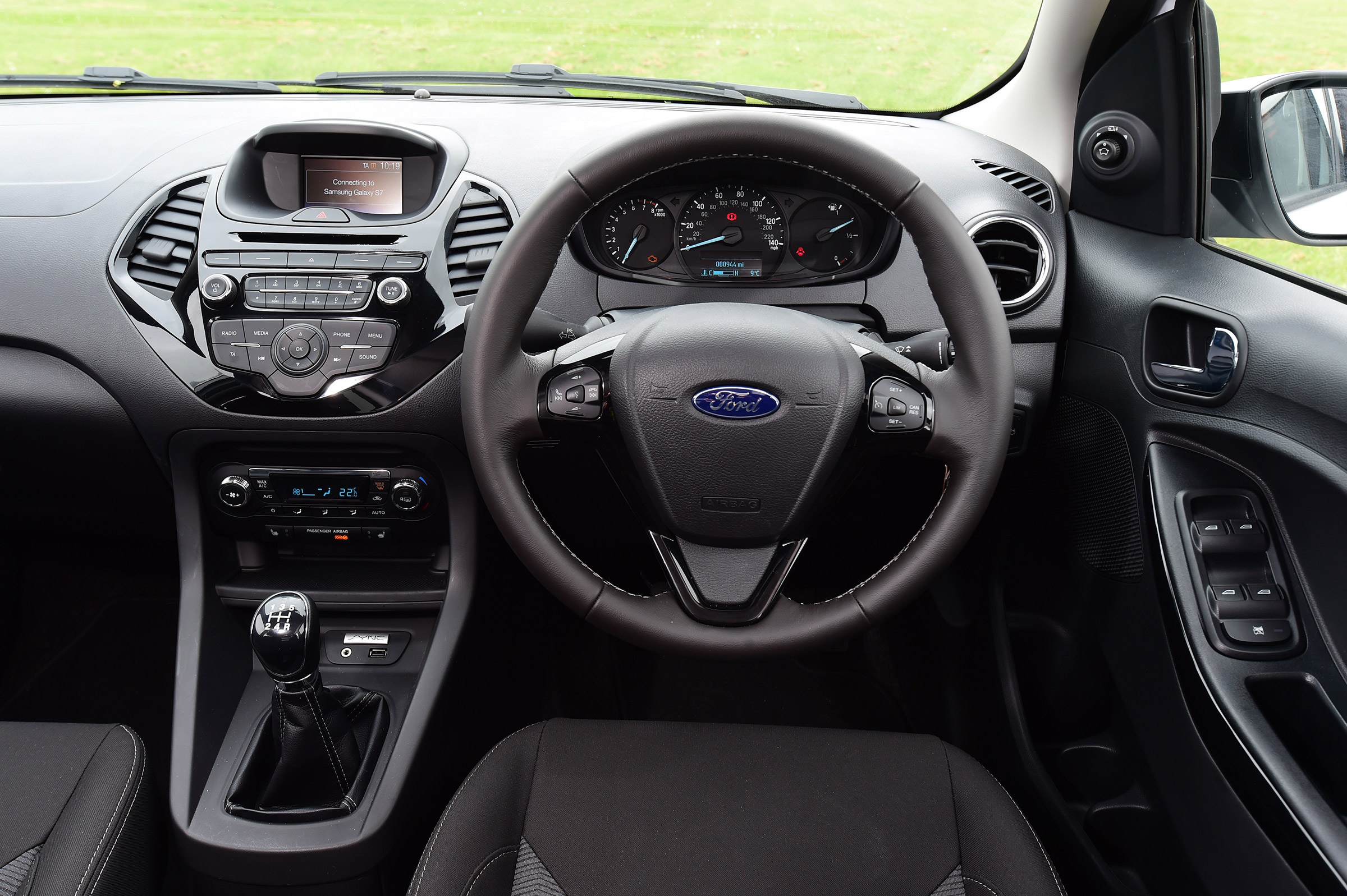 Ford Ka+ White Edition - dash