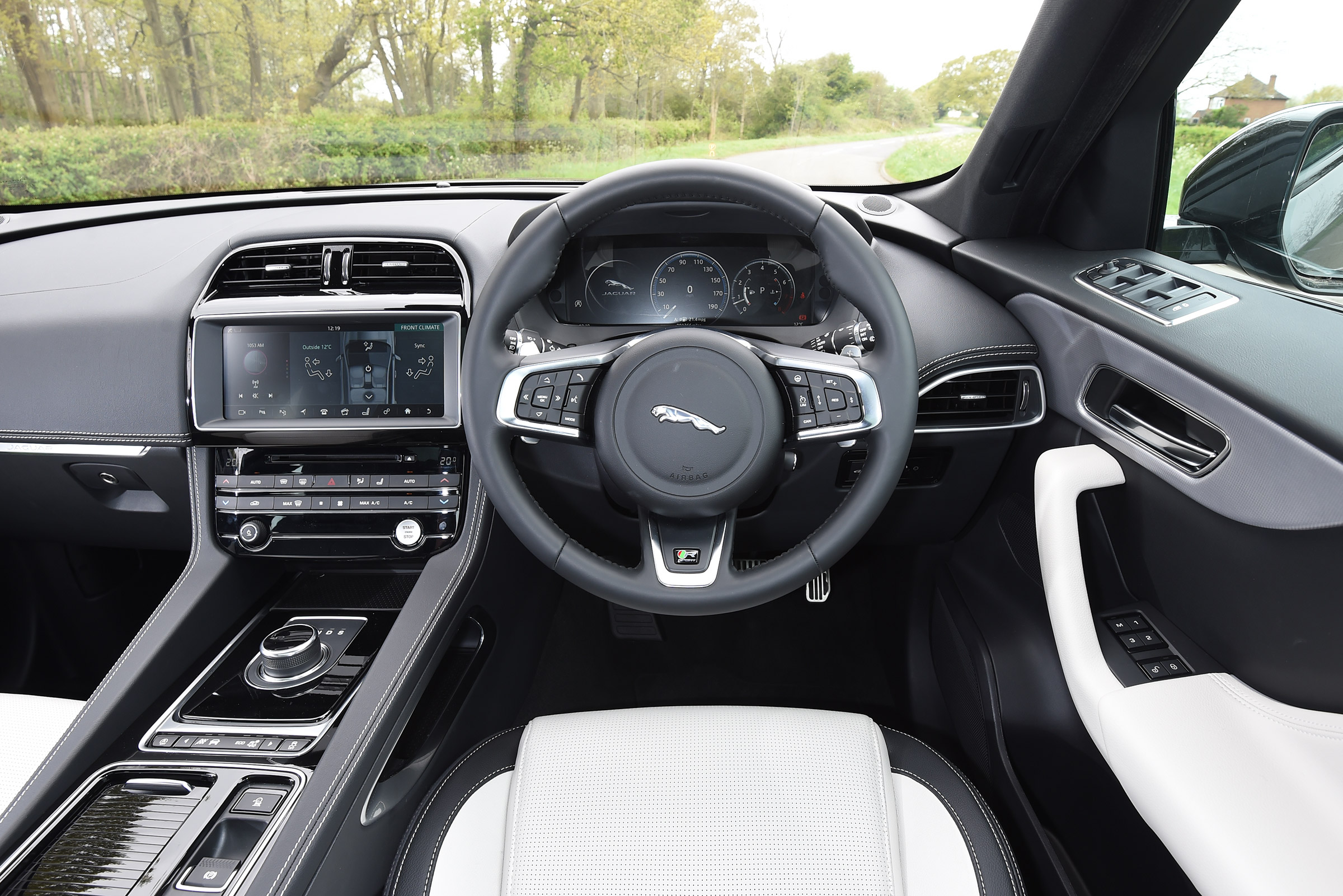 Jaguar F-Pace 25t - dash