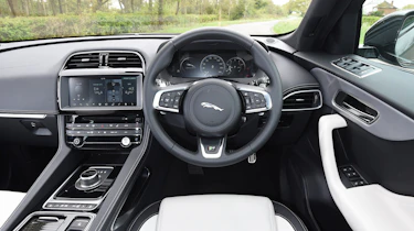 Jaguar F-Pace 25t - dash