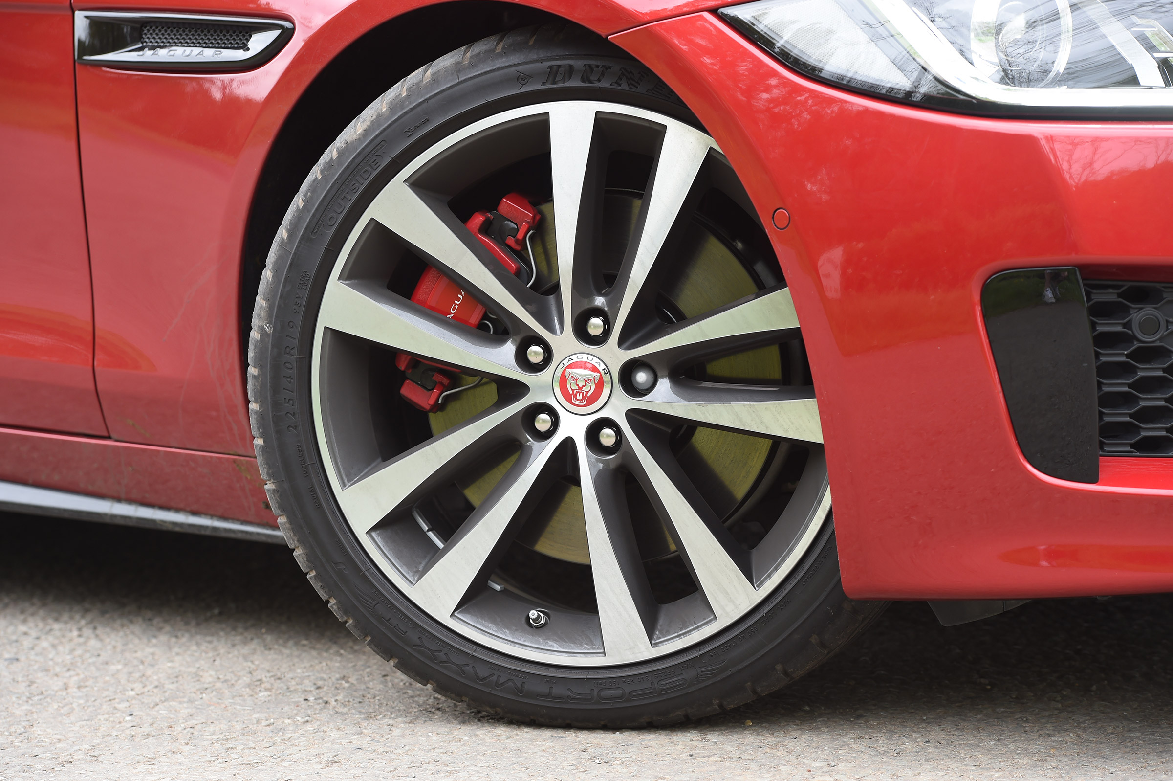 Jaguar XE S - wheel