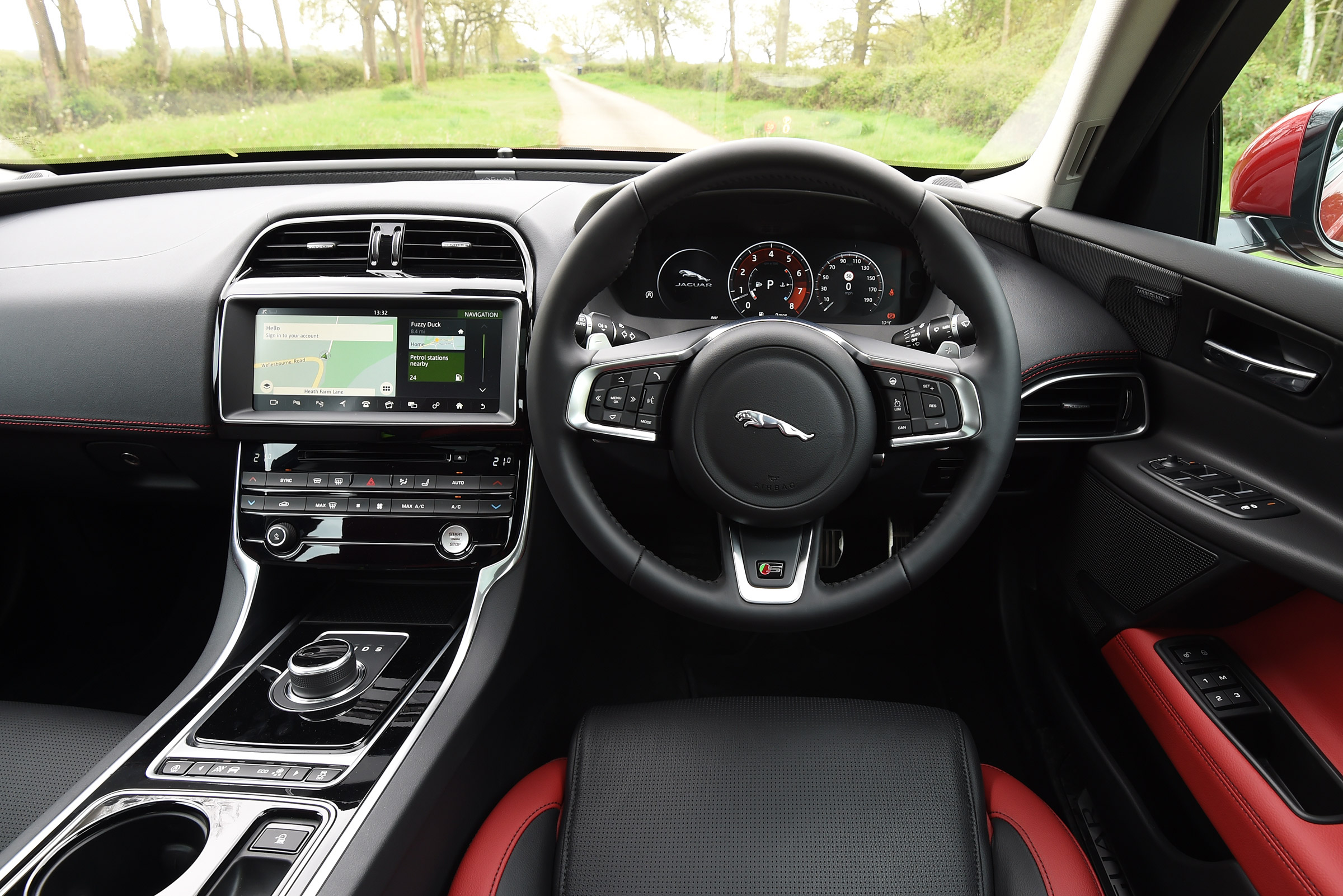 Jaguar XE S - dash