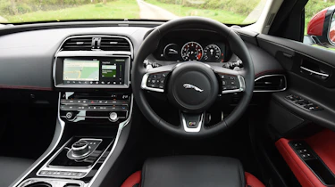 Jaguar XE S - dash