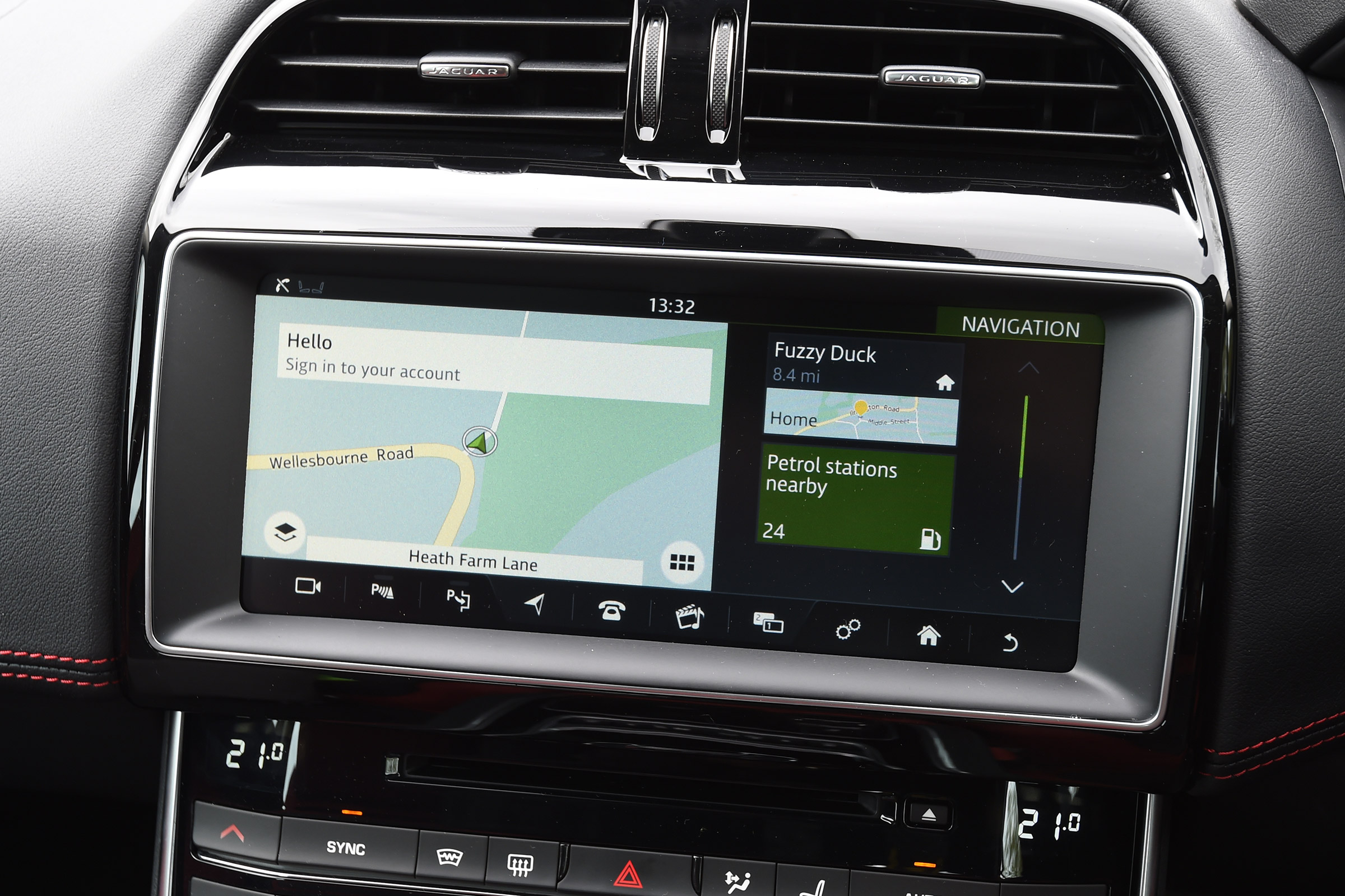 Jaguar XE S - sat-nav