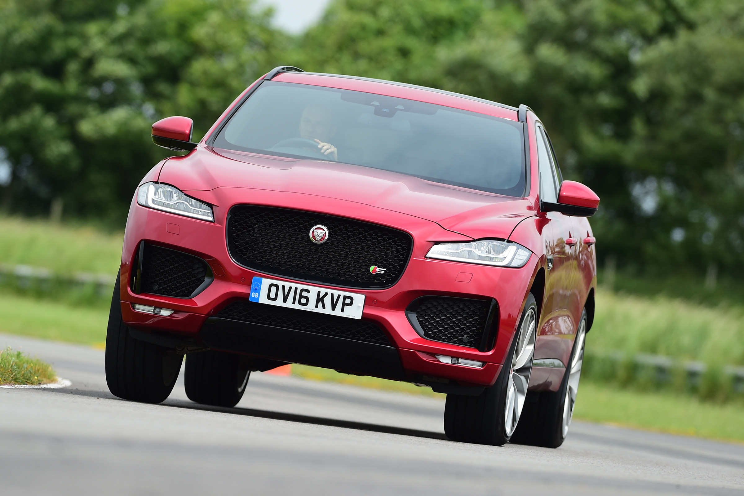 Jaguar F-Pace 3.0 V6D - front cornering