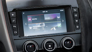 Jaguar F-Type SVR Convertible - infotainment