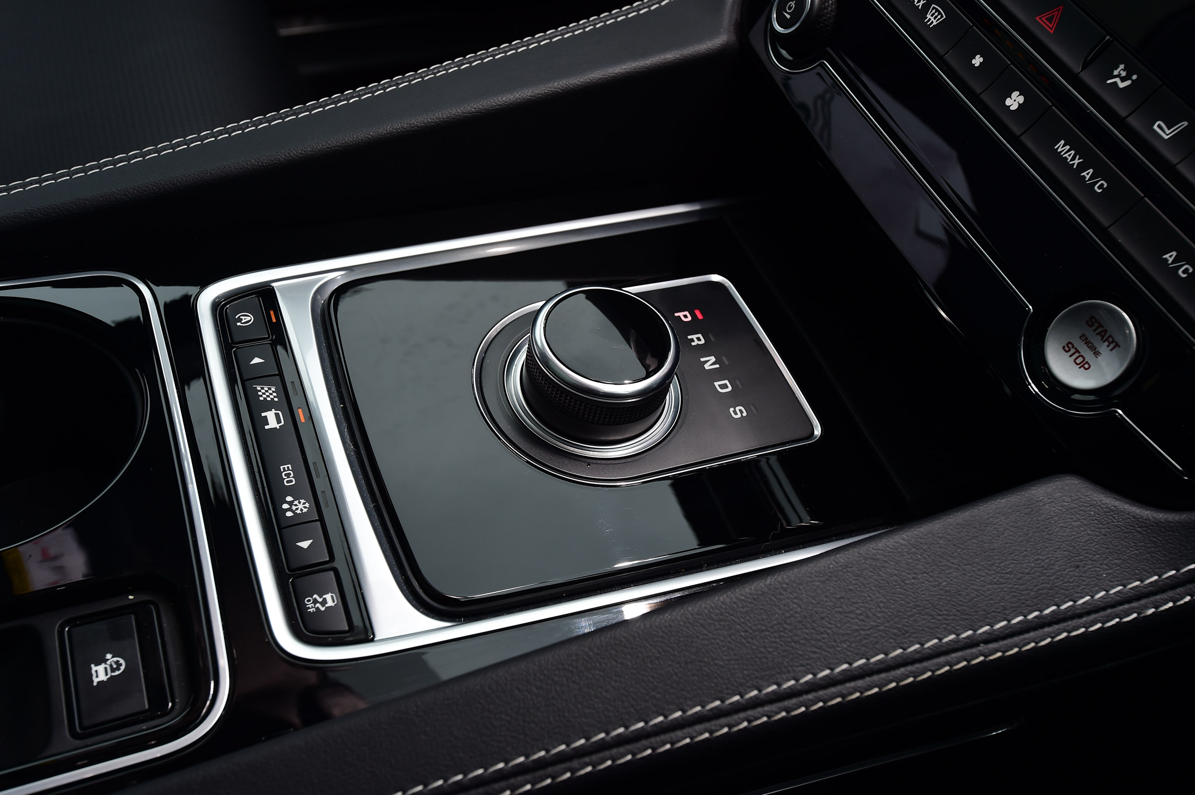 Jaguar F-Pace 3.0 V6D - centre console