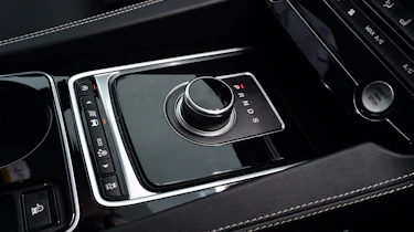 Jaguar F-Pace 3.0 V6D - centre console